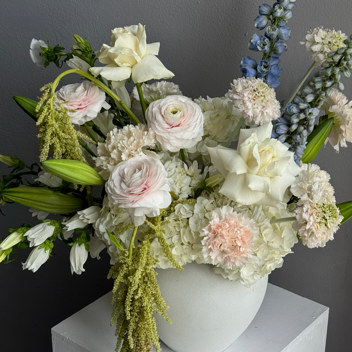 vase-arrangement-ivory-sky-white-and-blue-roses-hydrangeas-ranunculus-all-me-flowers-nyc