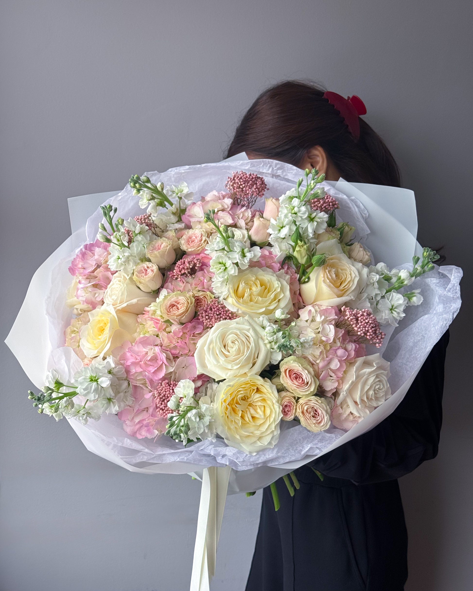 Round Bouquet “Sunny” - roses, seasonal flowers