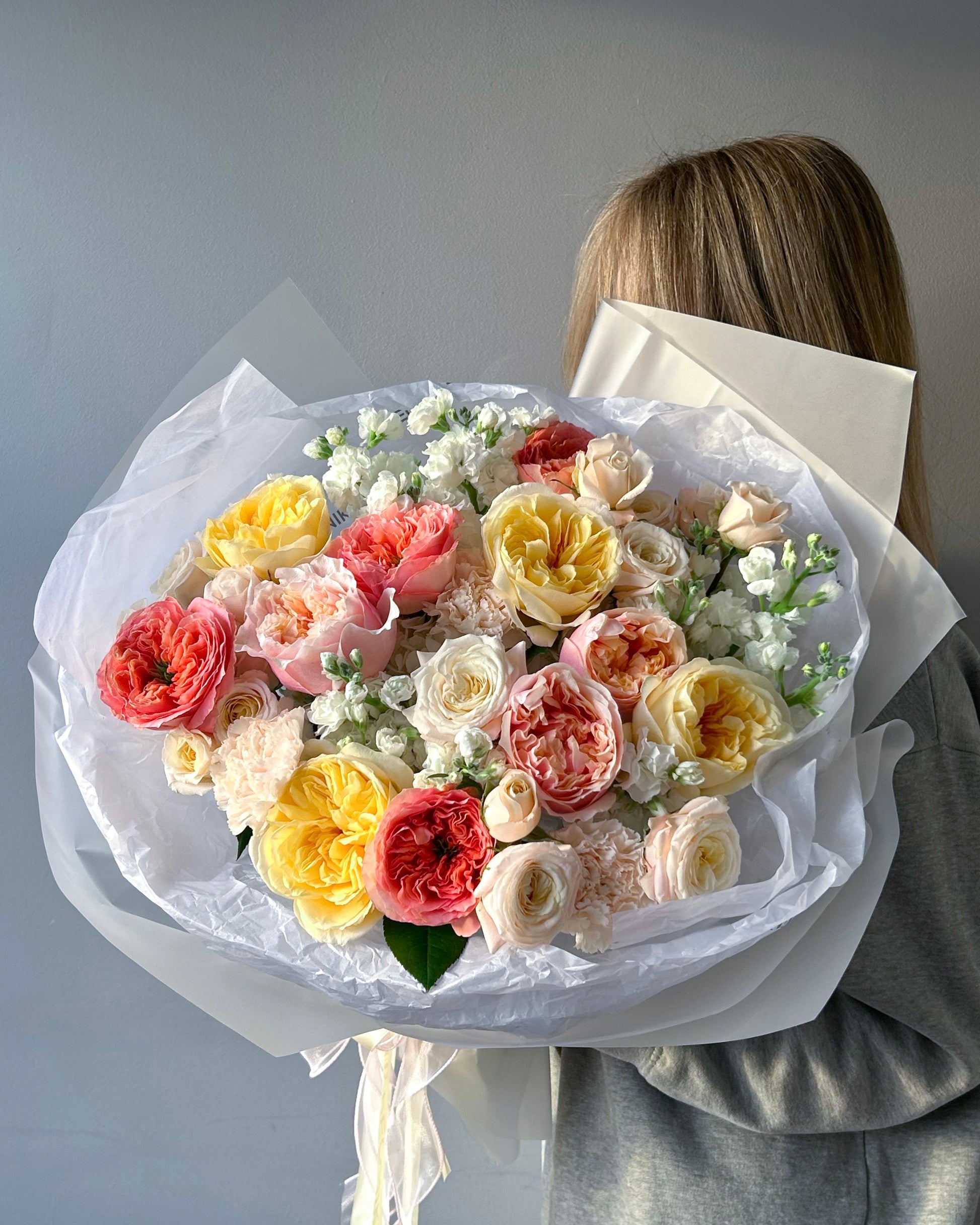 Round Bouquet “Sunny” - roses, seasonal flowers