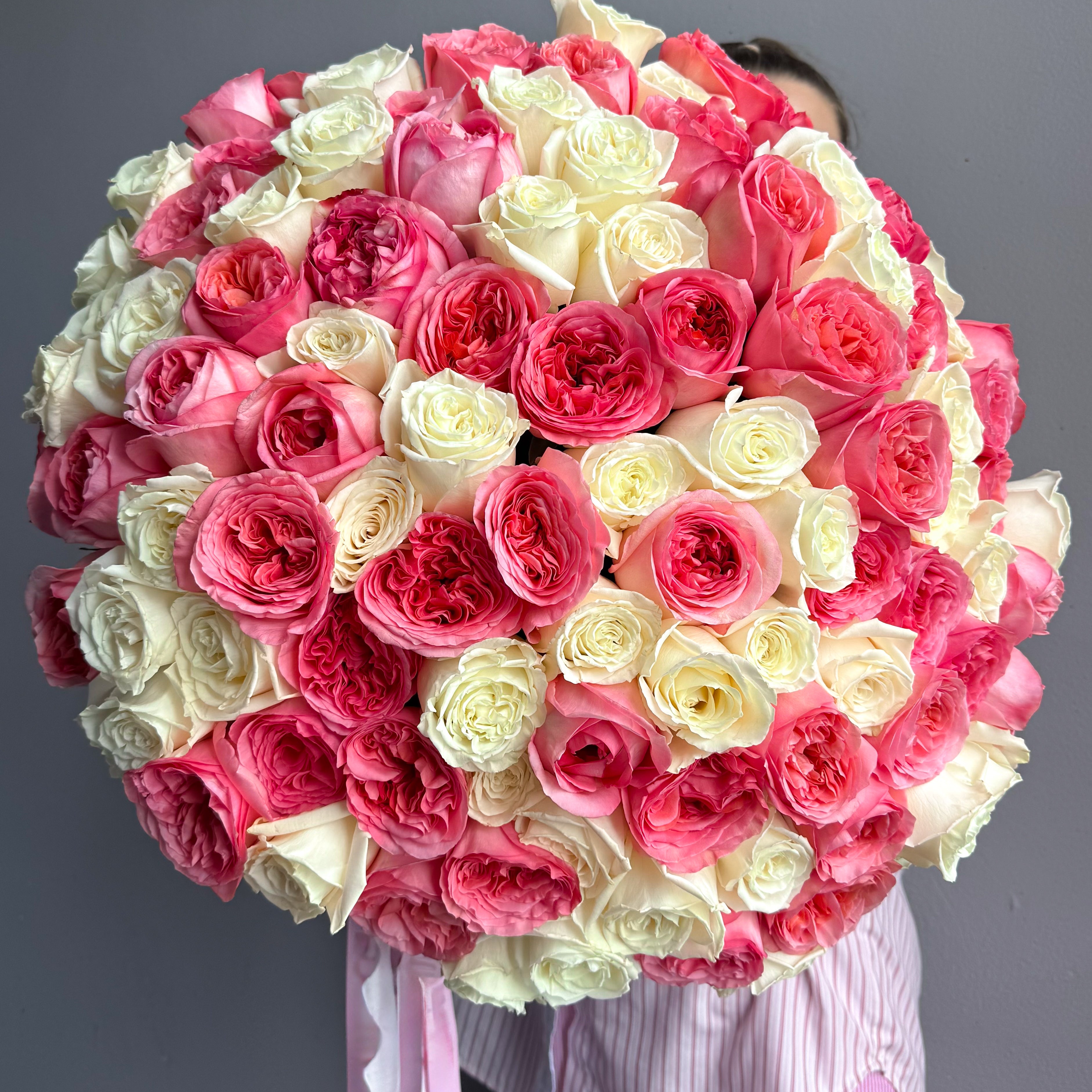 duo-100-white-pink-garden-roses-round-bouquet-all-me-flowers-nyc