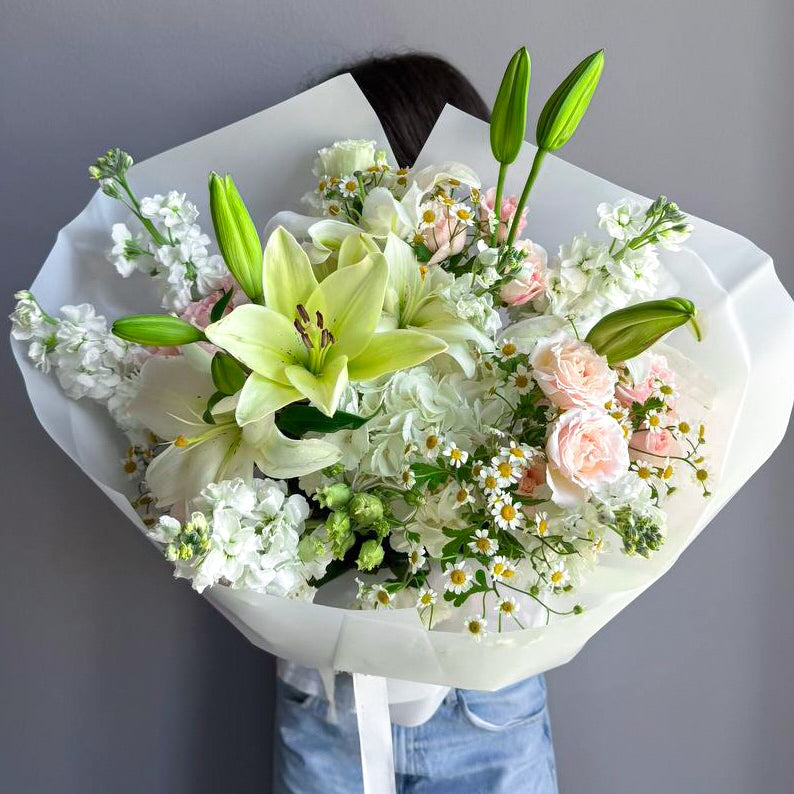 designer-mixes-flow-bouquet-meadow-green-white-blush-brooklyn-nyc