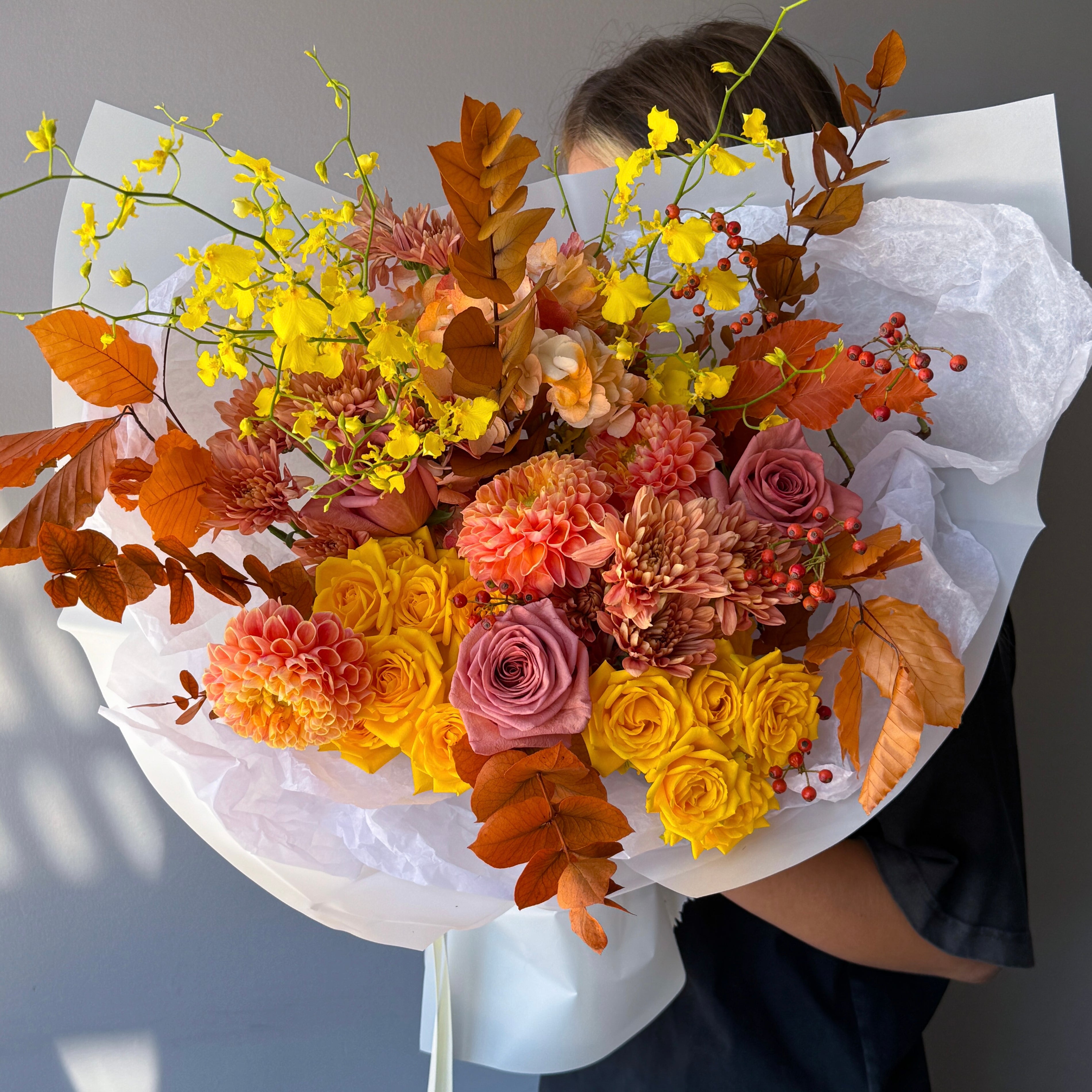 fall-bouquet-amber-yellow-roses-dahlias-orchids-autumn-leaves-seasonal-flower-delivery-nyc-palette-bouquets