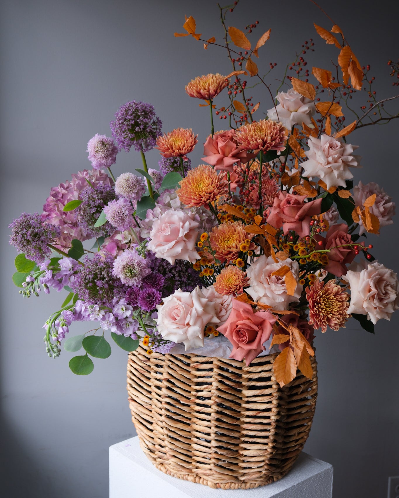 fall-basket-flowers-amber-roses-hydrangeas-alliums-orange-purple-arrangement-palette-bouquets-NYC-delivery