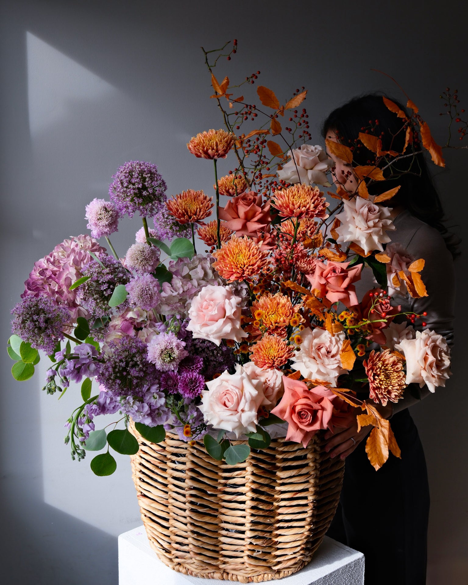fall-basket-flowers-amber-roses-hydrangeas-alliums-orange-purple-arrangement-palette-bouquets-NYC-delivery