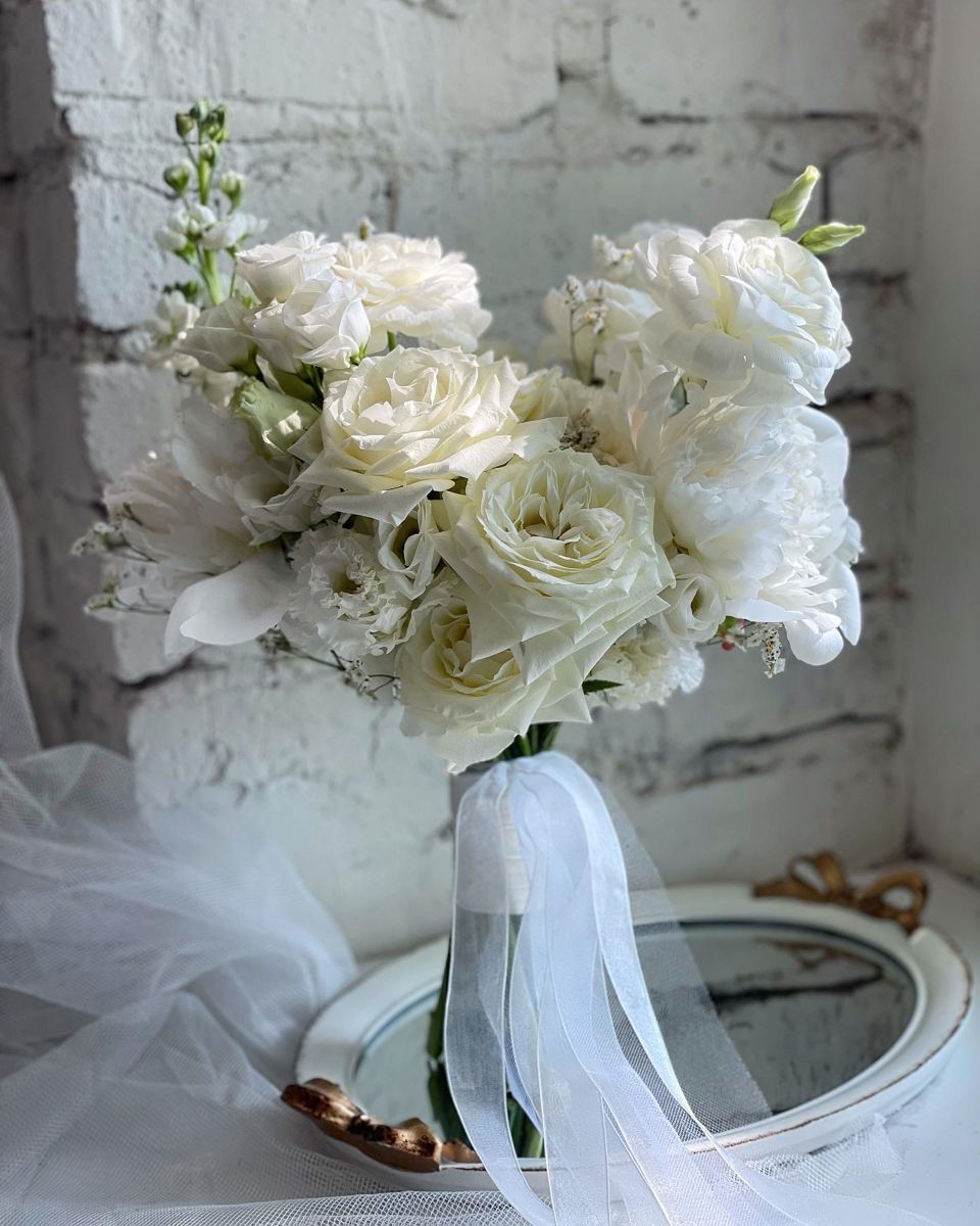 wedding-bouquet-ethereal-white-roses-peonies-lisianthus-nyc