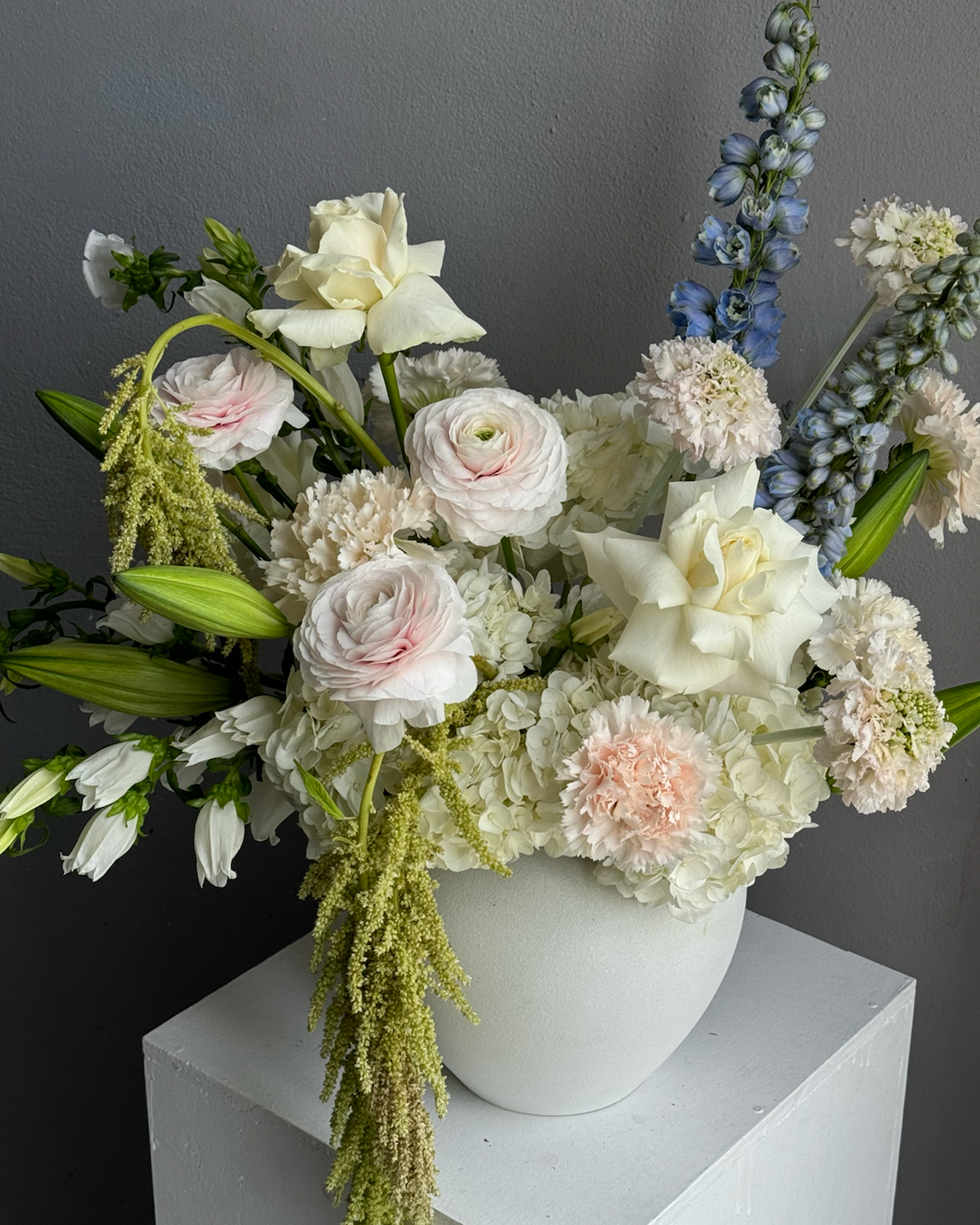 vase-arrangement-ivory-sky-white-and-blue-roses-hydrangeas-ranunculus-all-me-flowers-nyc