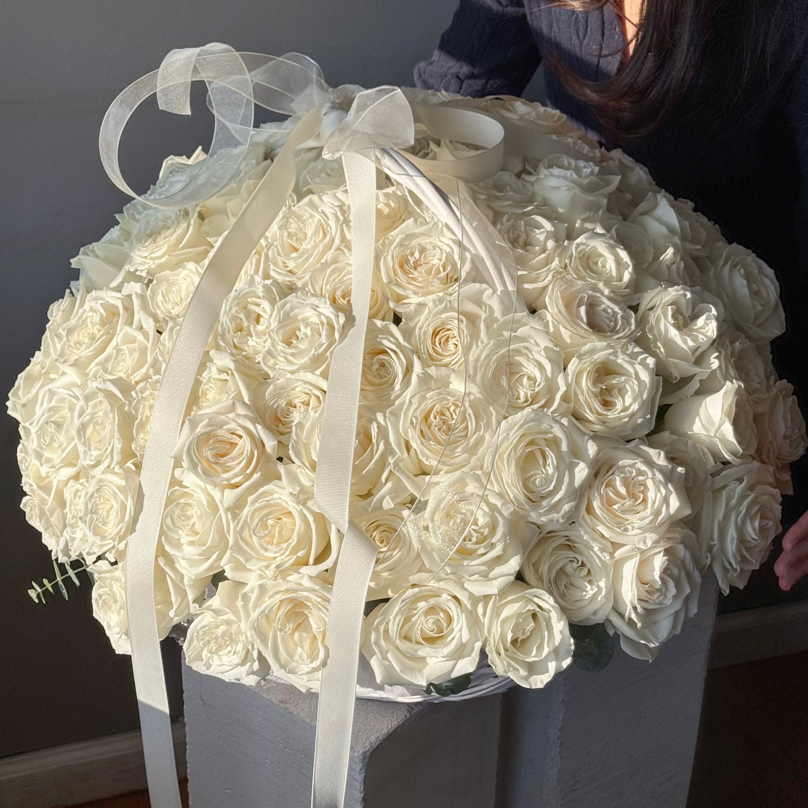 100-white-roses-in-basket-luxury-nyc-delivery