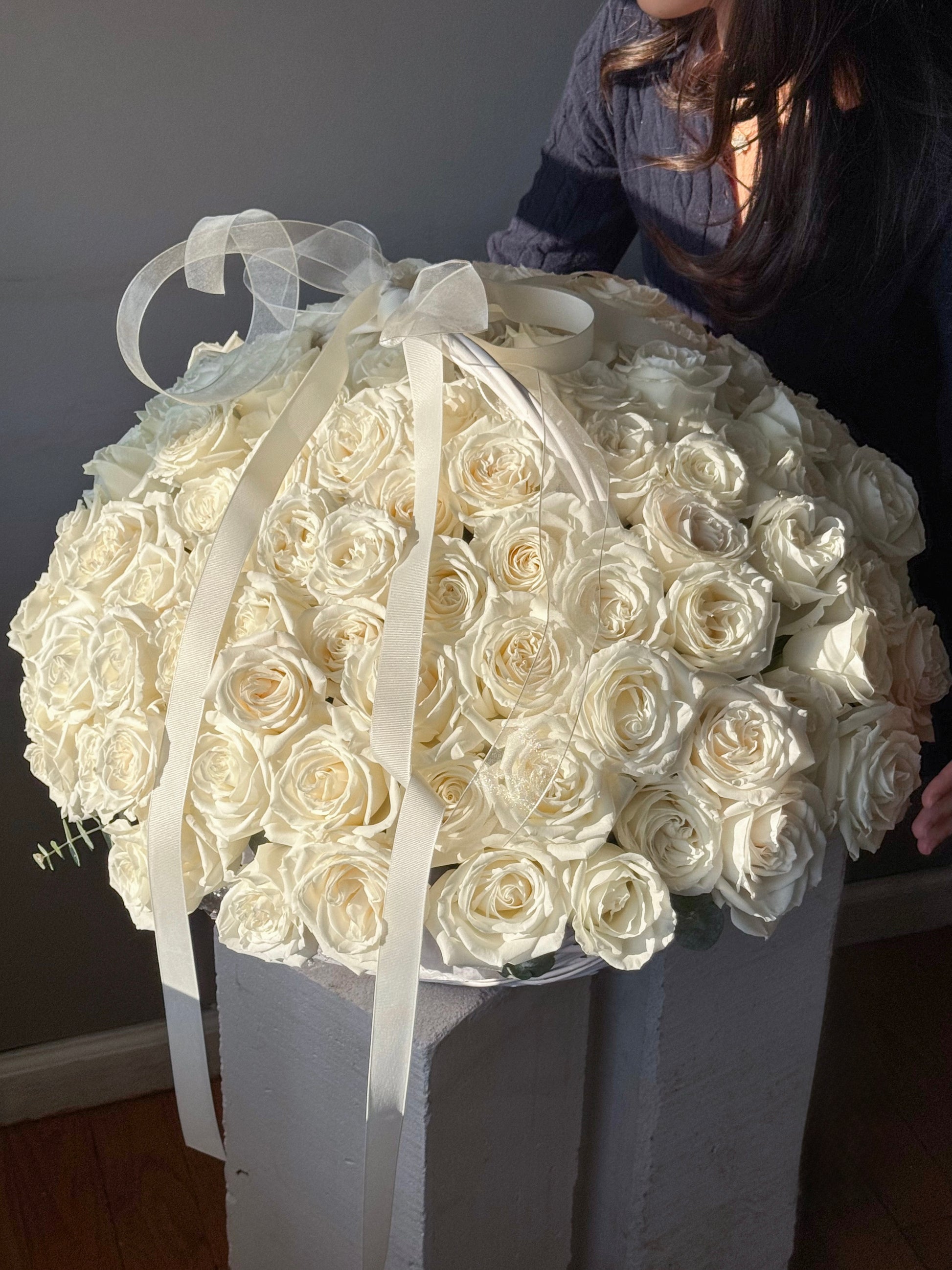 100-white-roses-in-basket-luxury-nyc-delivery
