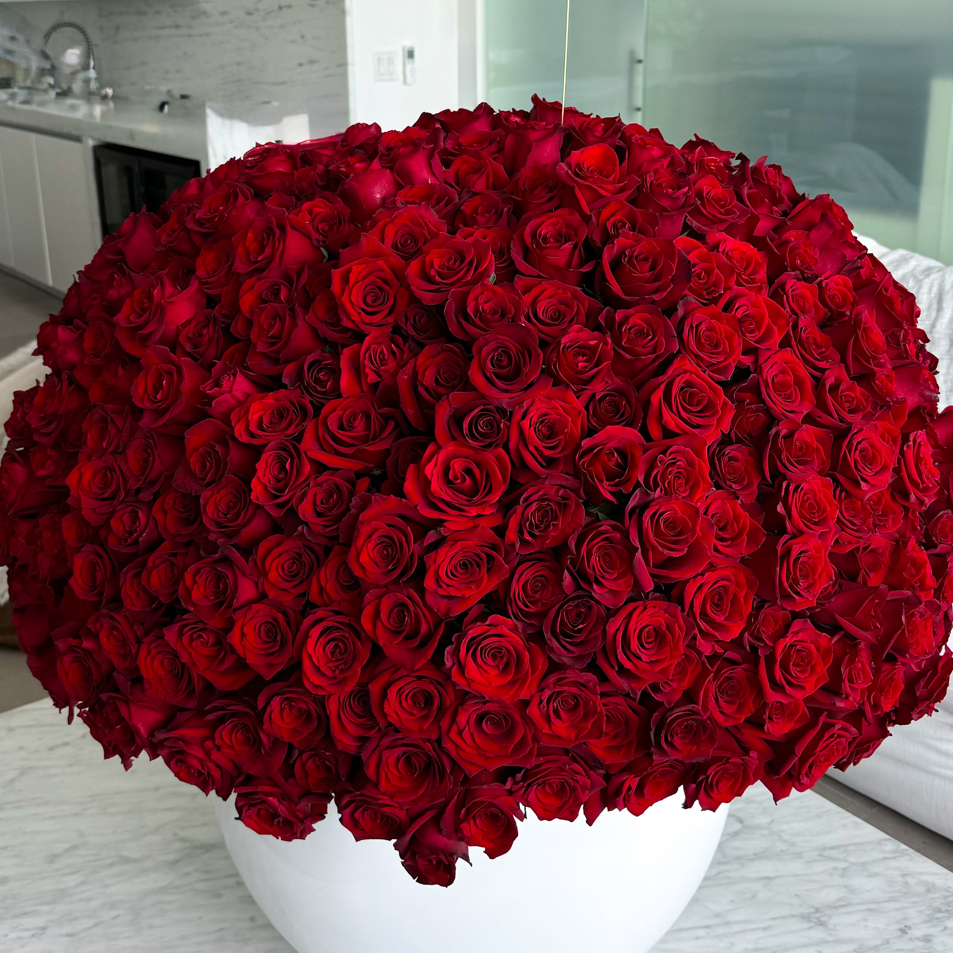 500-red-roses-luxury-dome-vase-arrangement-all-me-flowers-nyc