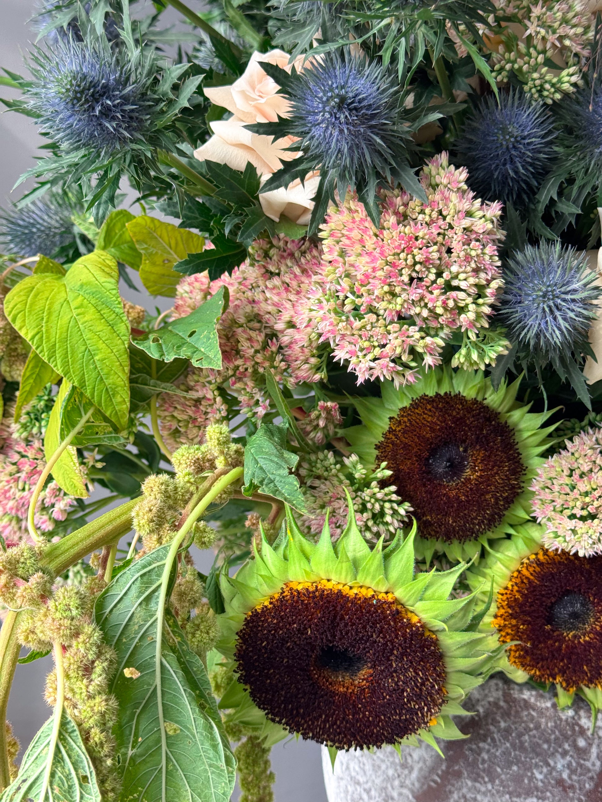 palette-10-bouquet-in-vase-cream-roses-sunflowers-all-me-flowers-brooklyn-nyc