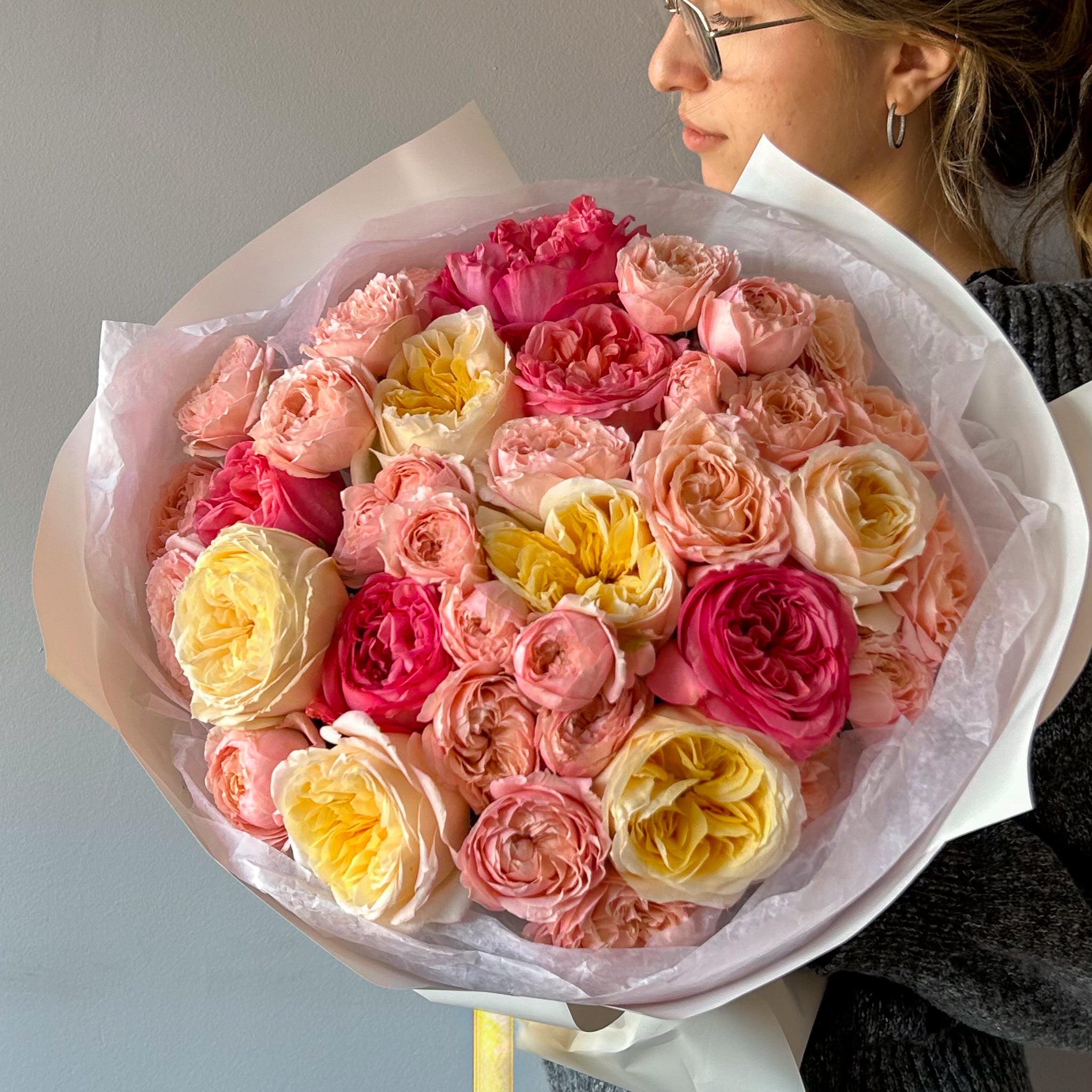 Round Bouquet “Sunny” - roses, seasonal flowers
