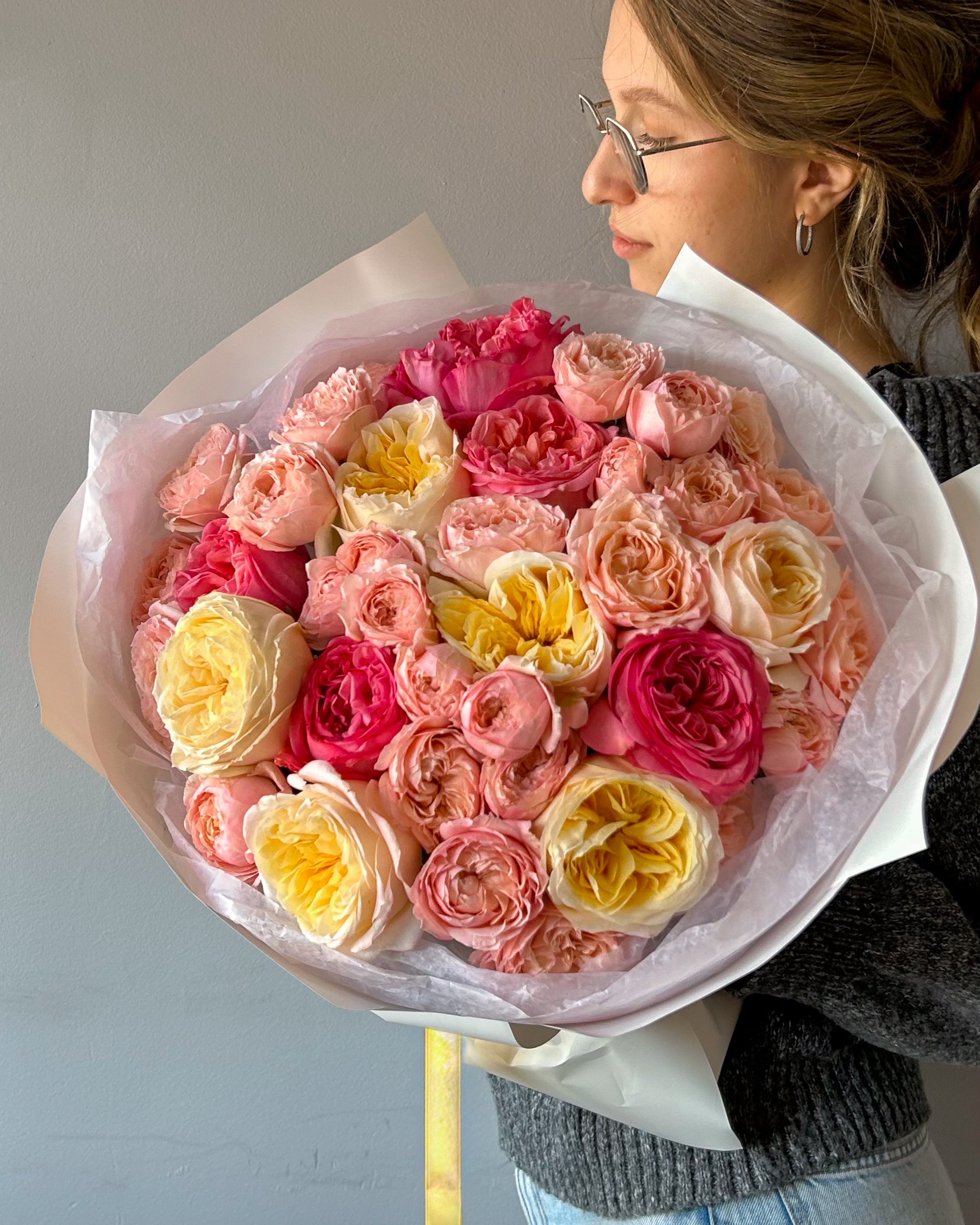 Round Bouquet “Sunny” - roses, seasonal flowers