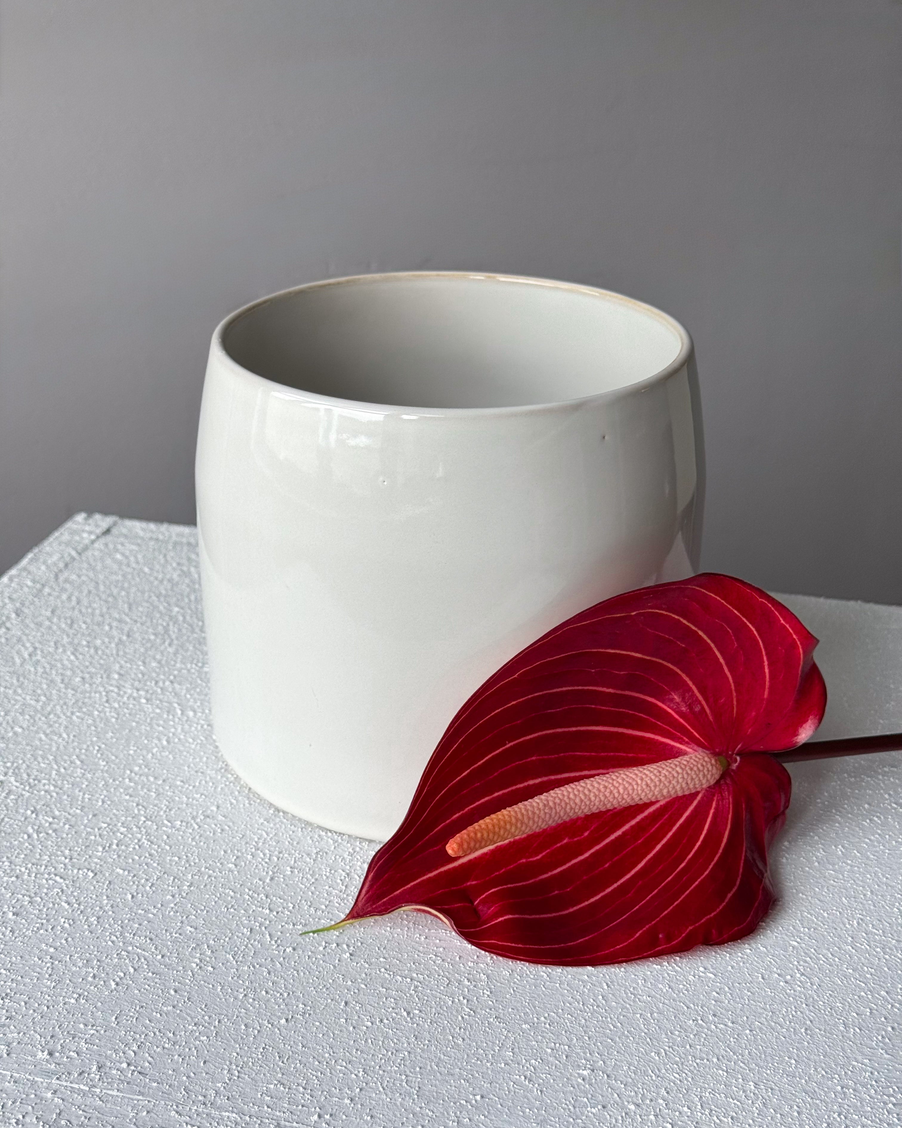 vase-n2-white-ceramic-glossy-minimalist-modern-decor-all-me-flowers-brooklyn-nyc
