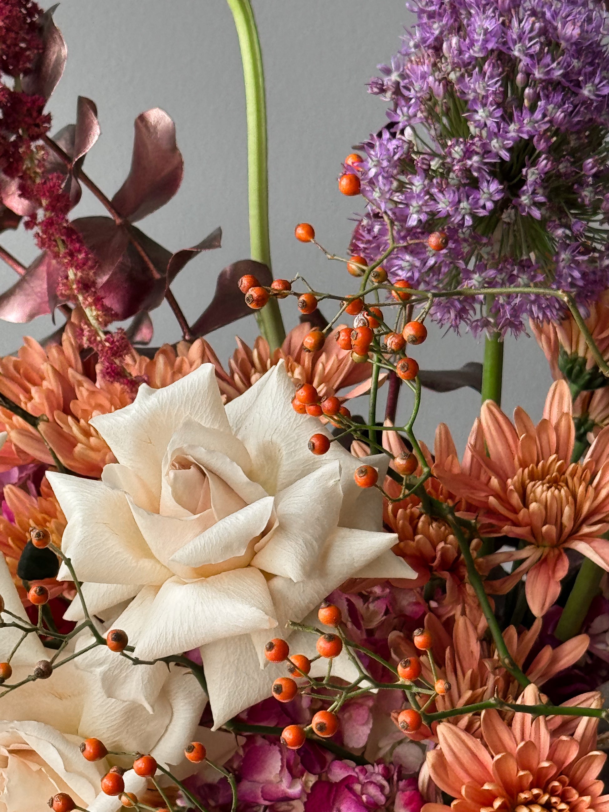 vase-arrangement-amber-autumn-roses-allium-eucalyptus-amaranthus-designer-bouquet-in-vase-all-me-flowers-nyc