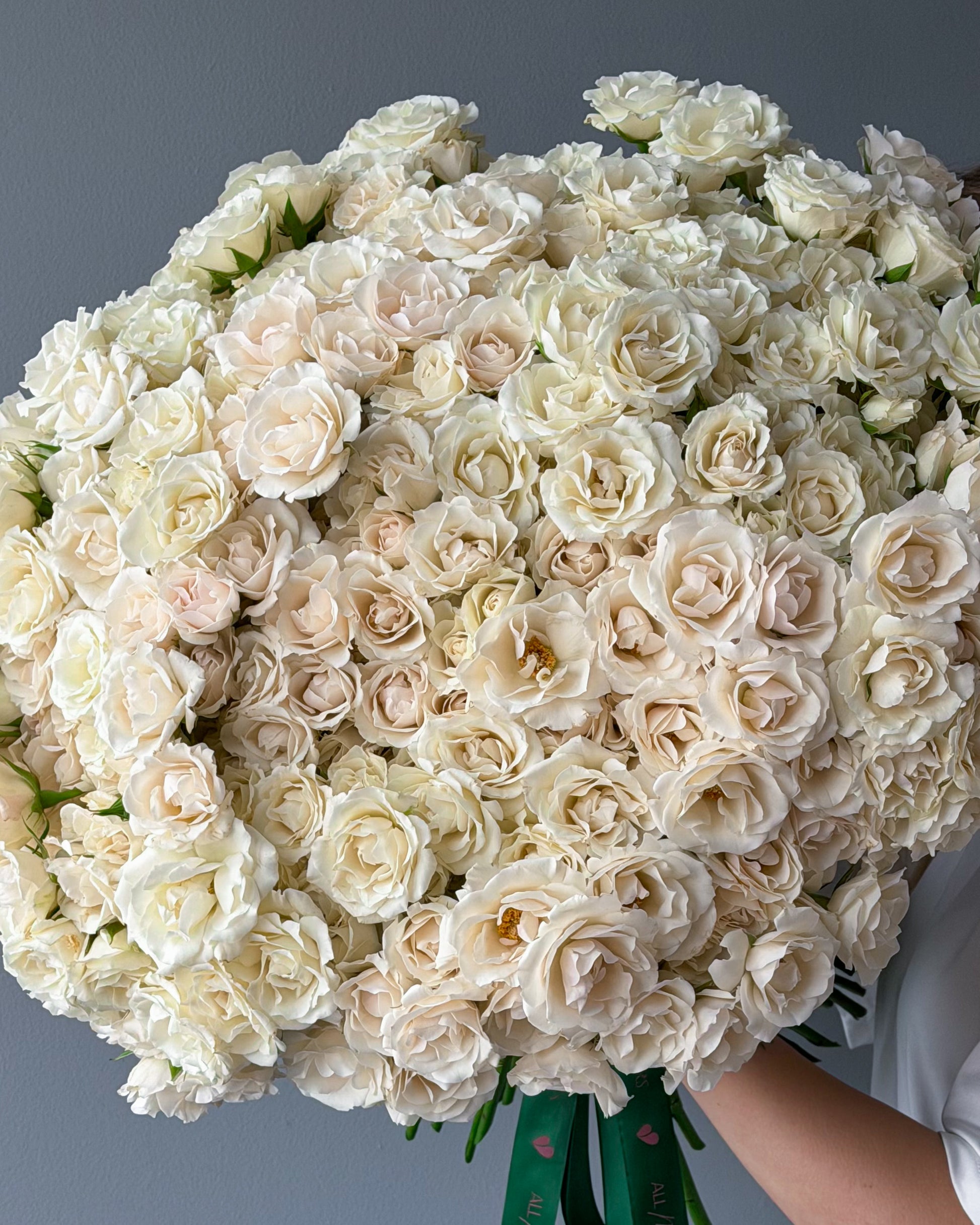 Mono Bouquet - spray white roses