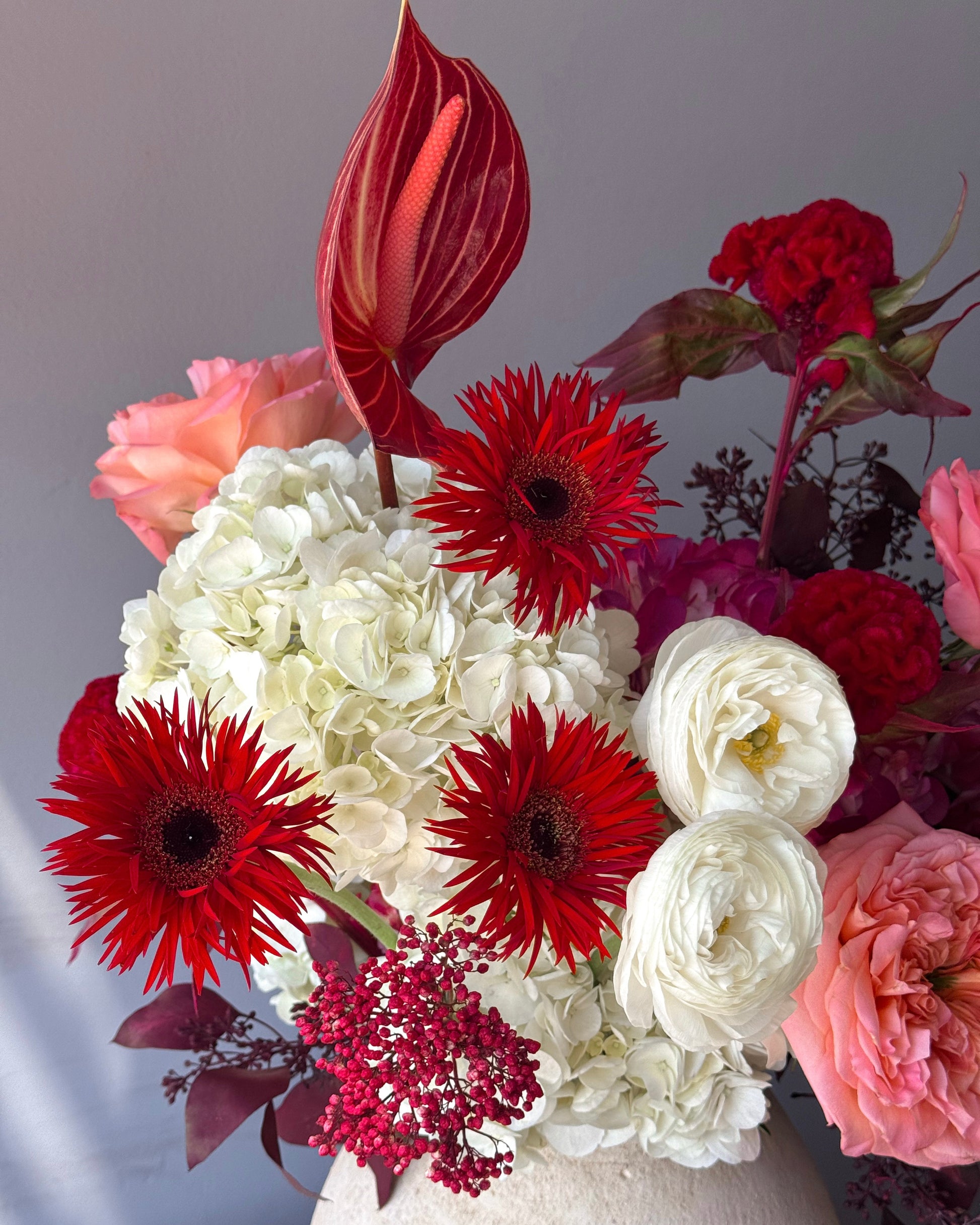 vase-arrangement-red-peach-ivory-flowers-stone-vase-all-me-flowers-brooklyn-nyc