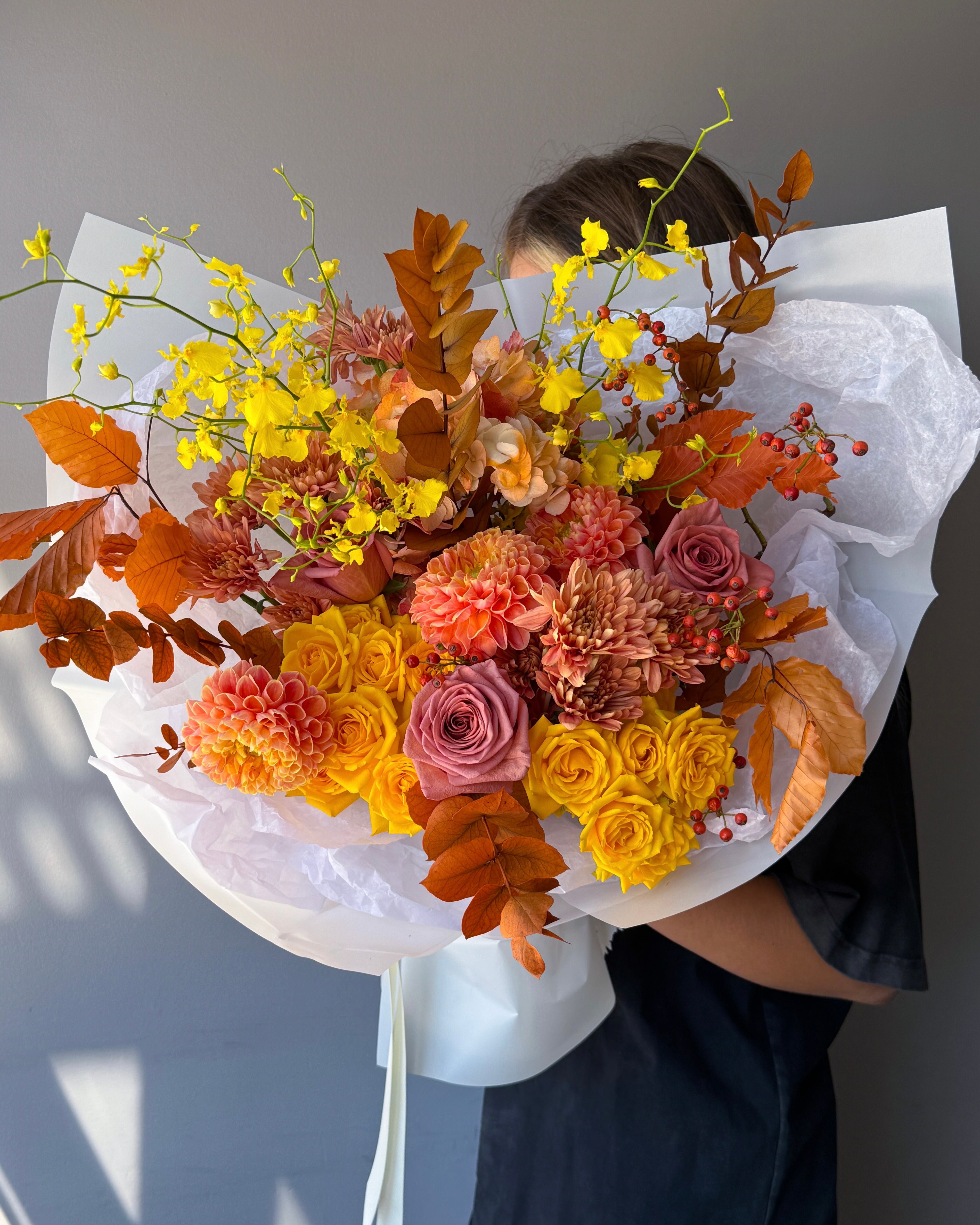 fall-bouquet-amber-yellow-roses-dahlias-orchids-autumn-leaves-seasonal-flower-delivery-nyc-palette-bouquets