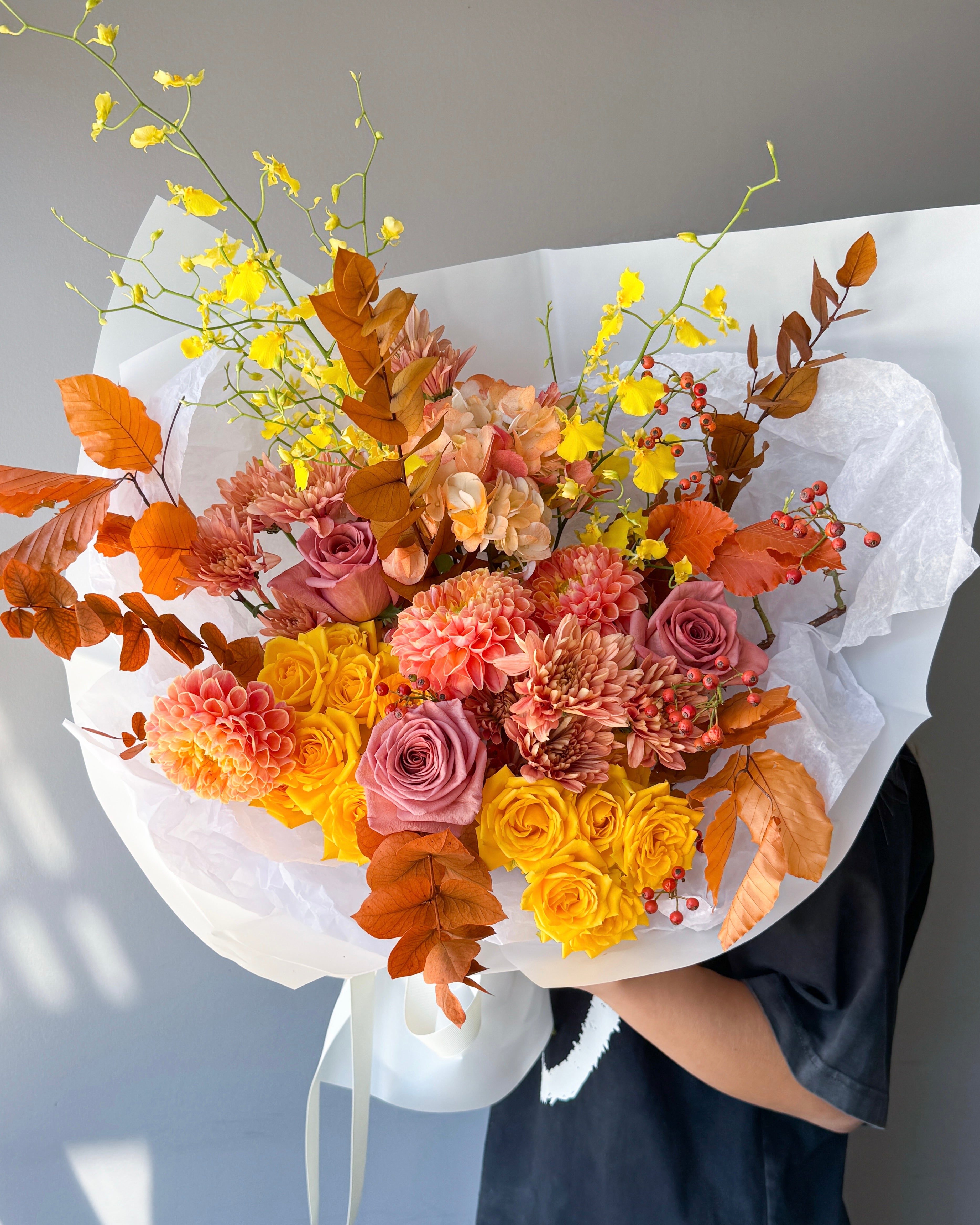 fall-bouquet-amber-yellow-roses-dahlias-orchids-autumn-leaves-seasonal-flower-delivery-nyc-palette-bouquets