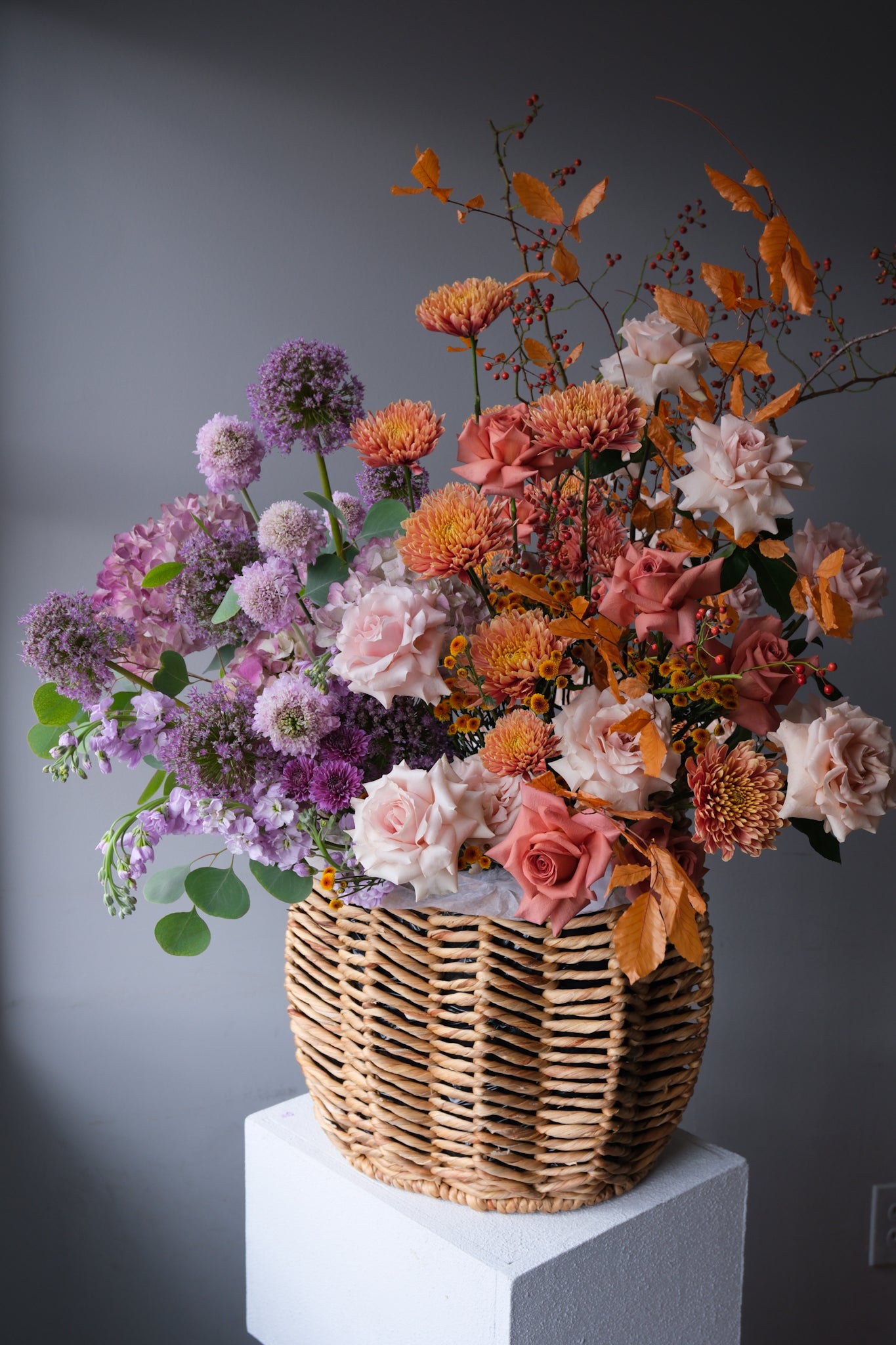 fall-basket-flowers-amber-roses-hydrangeas-alliums-orange-purple-arrangement-palette-bouquets-NYC-delivery