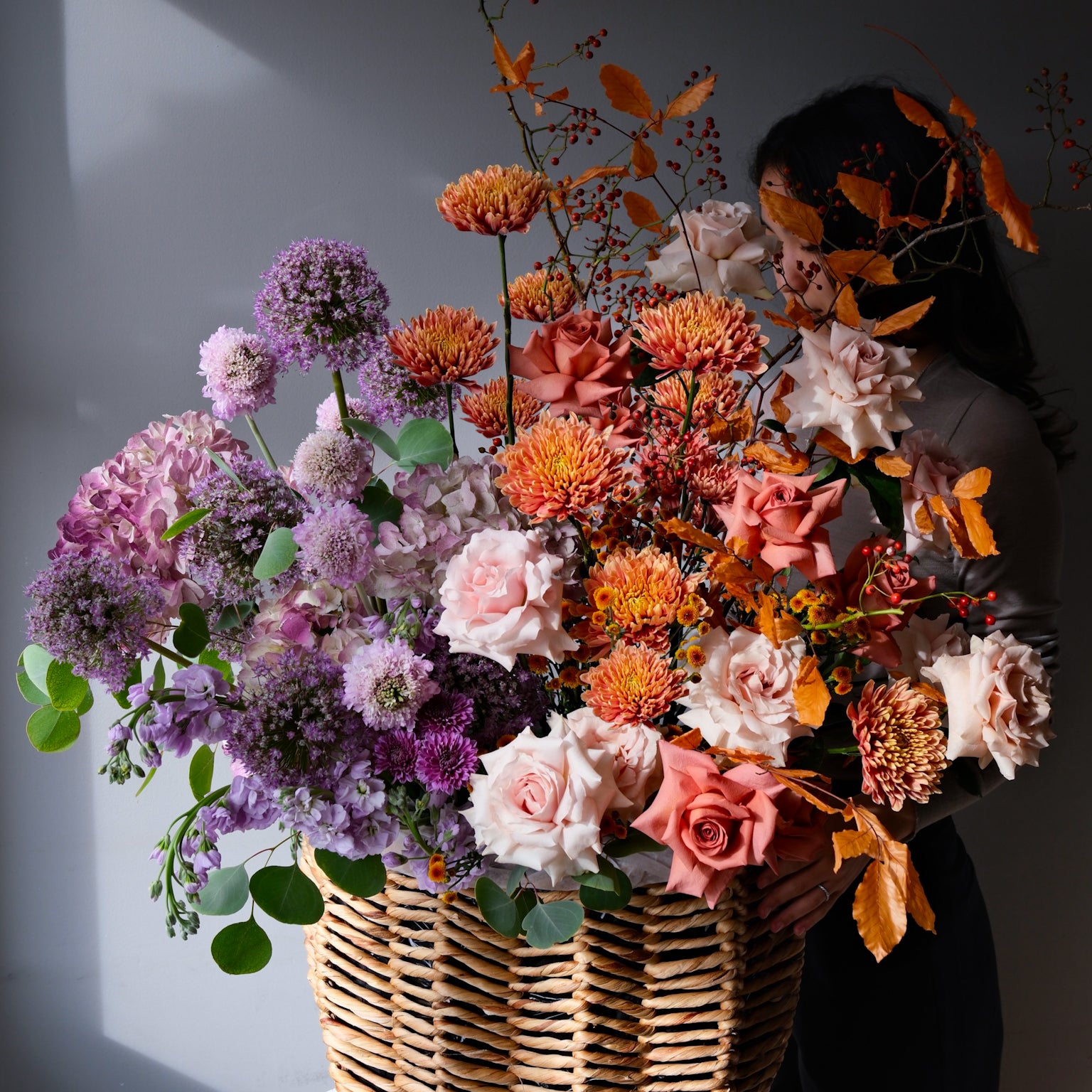 fall-basket-flowers-amber-roses-hydrangeas-alliums-orange-purple-arrangement-palette-bouquets-NYC-delivery