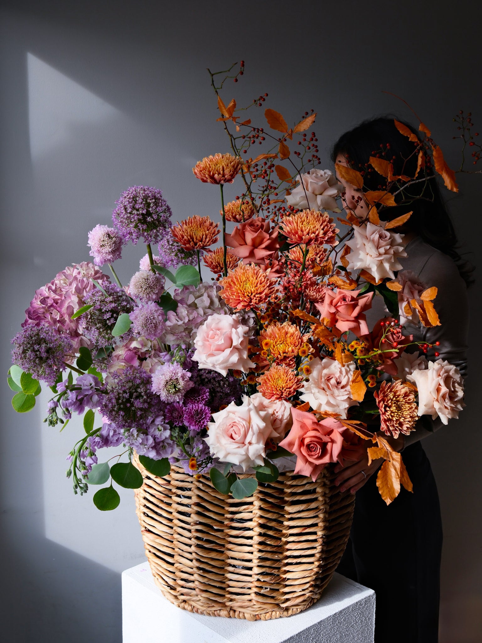 fall-basket-flowers-amber-roses-hydrangeas-alliums-orange-purple-arrangement-palette-bouquets-NYC-delivery
