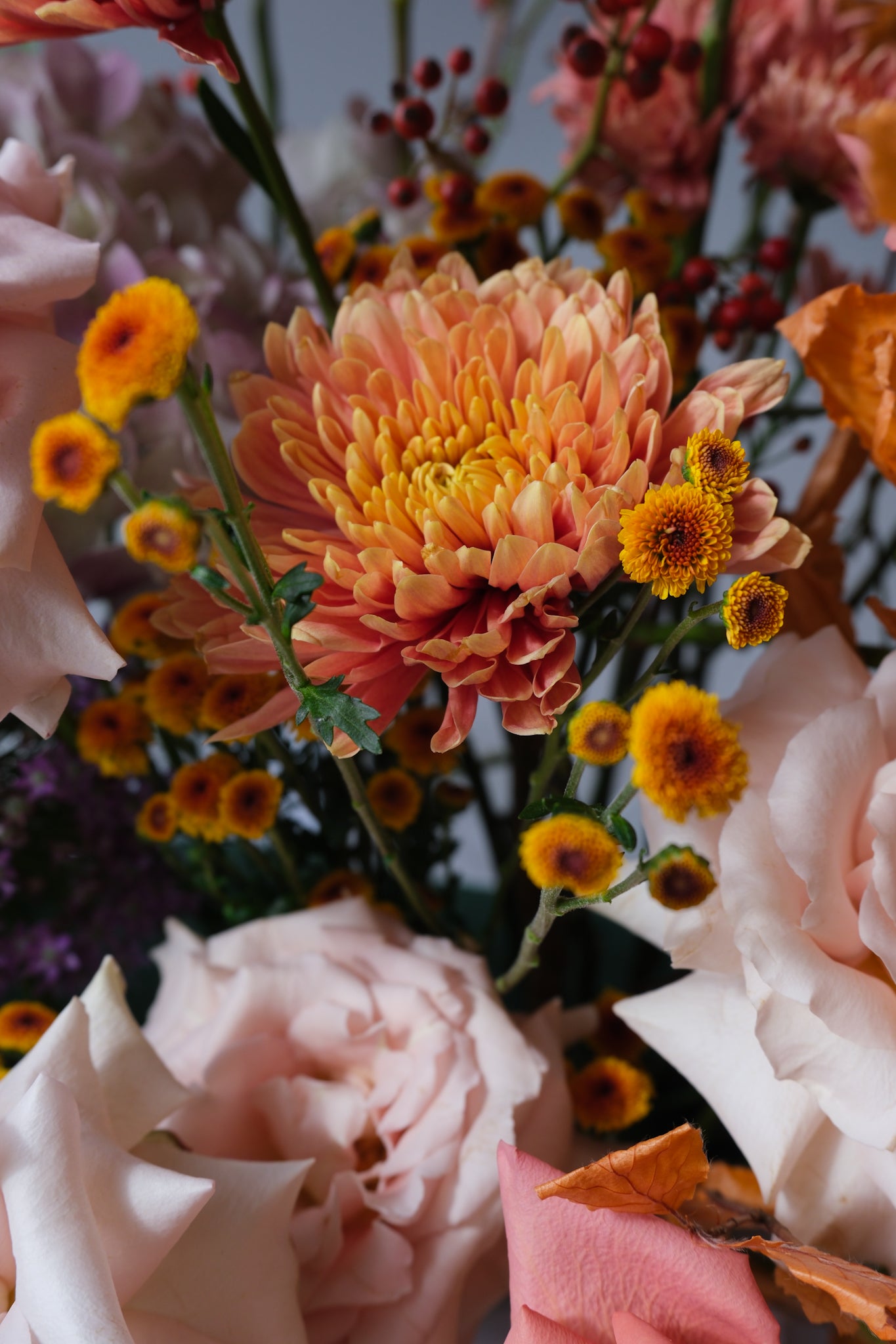 fall-basket-flowers-amber-roses-hydrangeas-alliums-orange-purple-arrangement-palette-bouquets-NYC-delivery