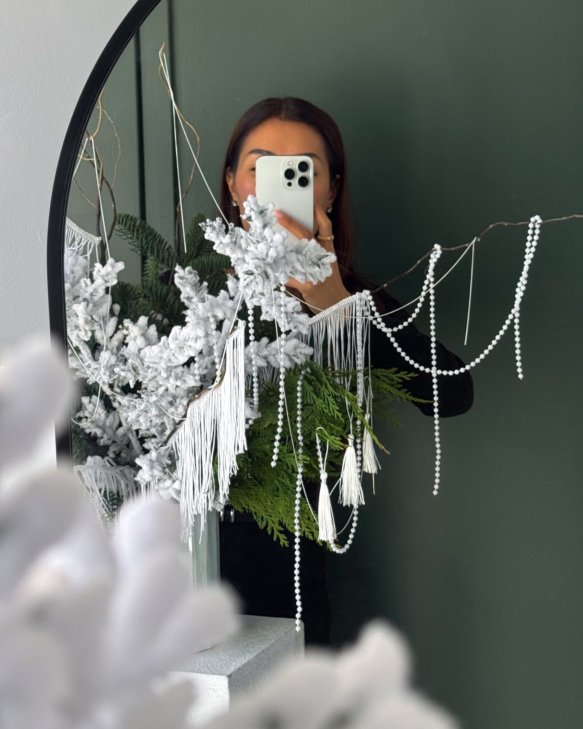 vase-arrangement-snow-queen-winter-branches-evergreens-eucalyptus-white-fringe-all-me-flowers-nyc