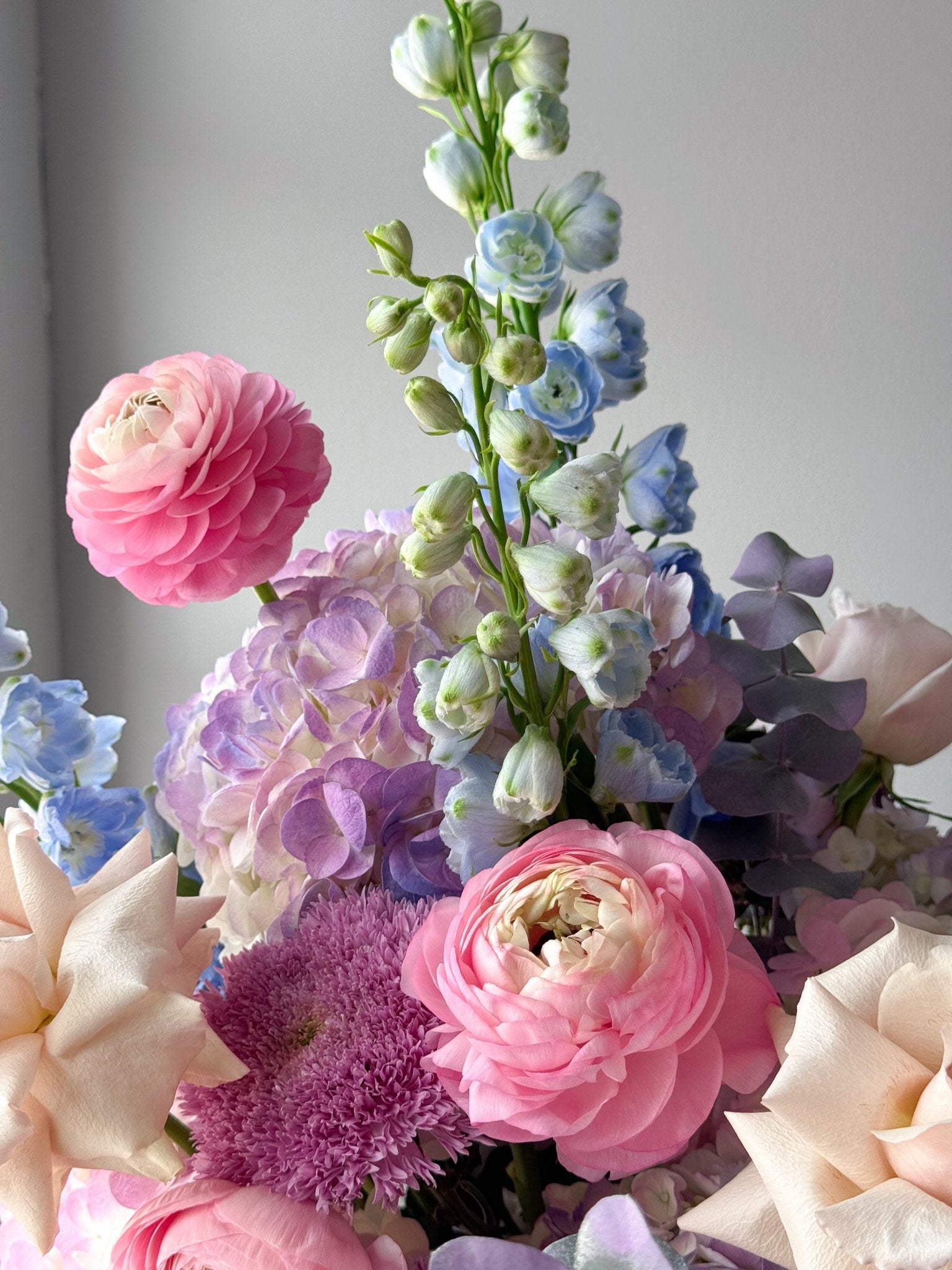 Basket "Cotton" - roses, hydrangeas, ranunculuses, seasonal flowers - All Me Flowers