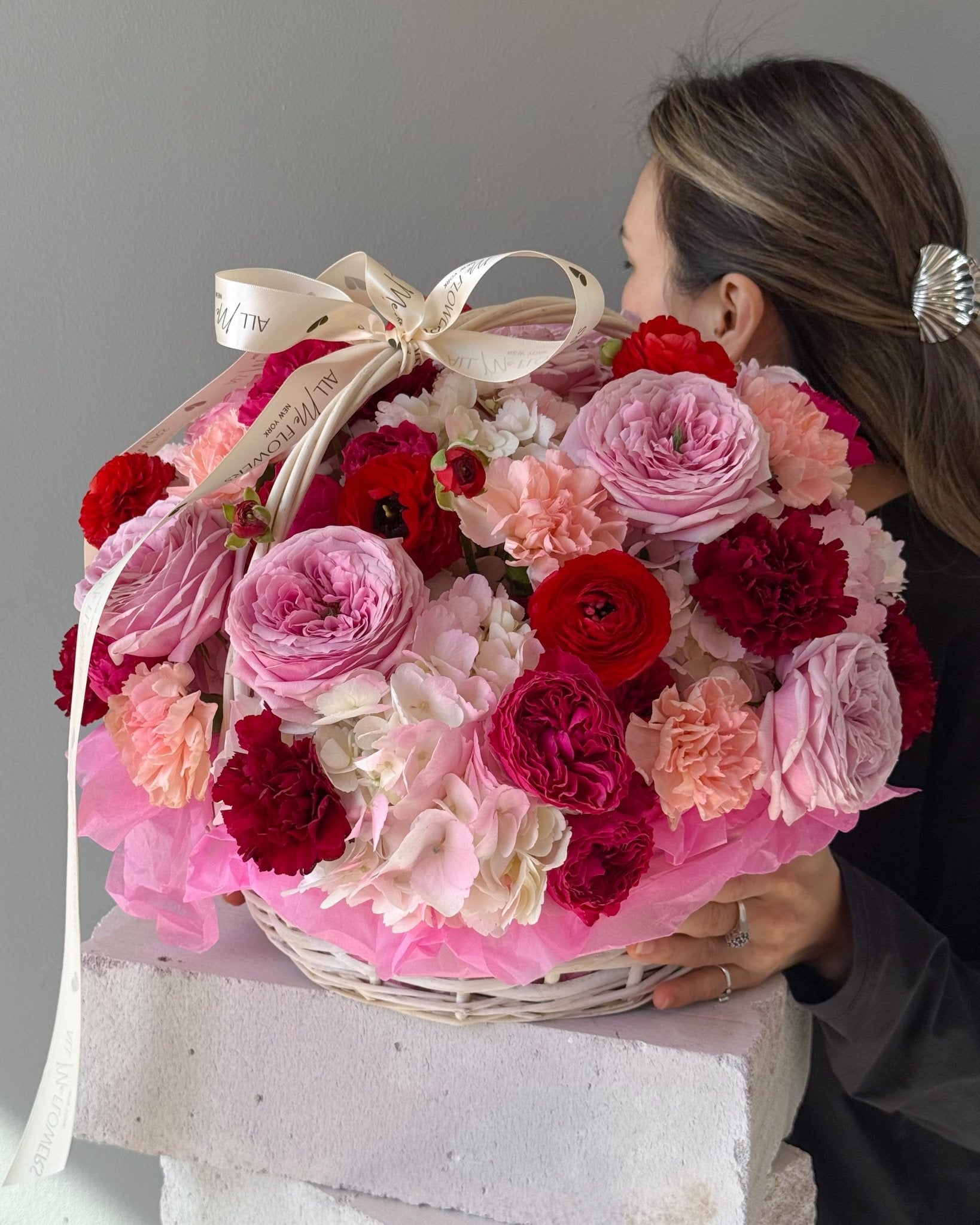 Basket "Velvet" - roses, ranunculuses, hydrangeas - All Me Flowers