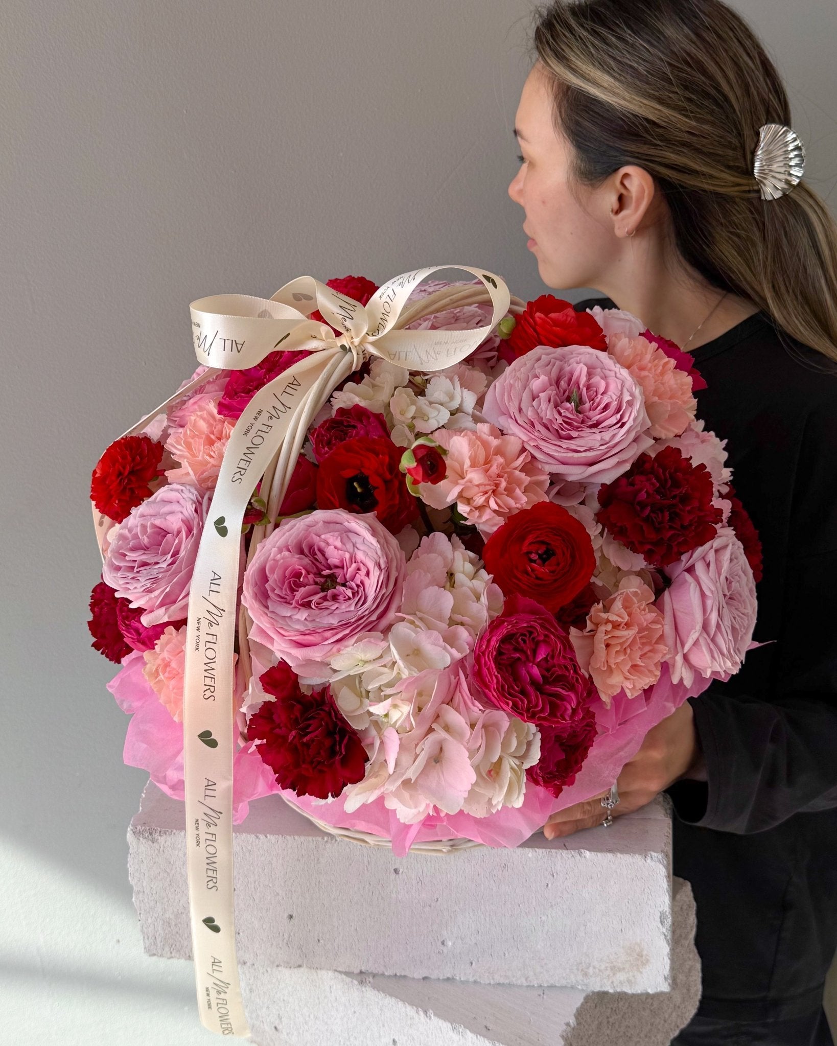 Basket "Velvet" - roses, ranunculuses, hydrangeas - All Me Flowers