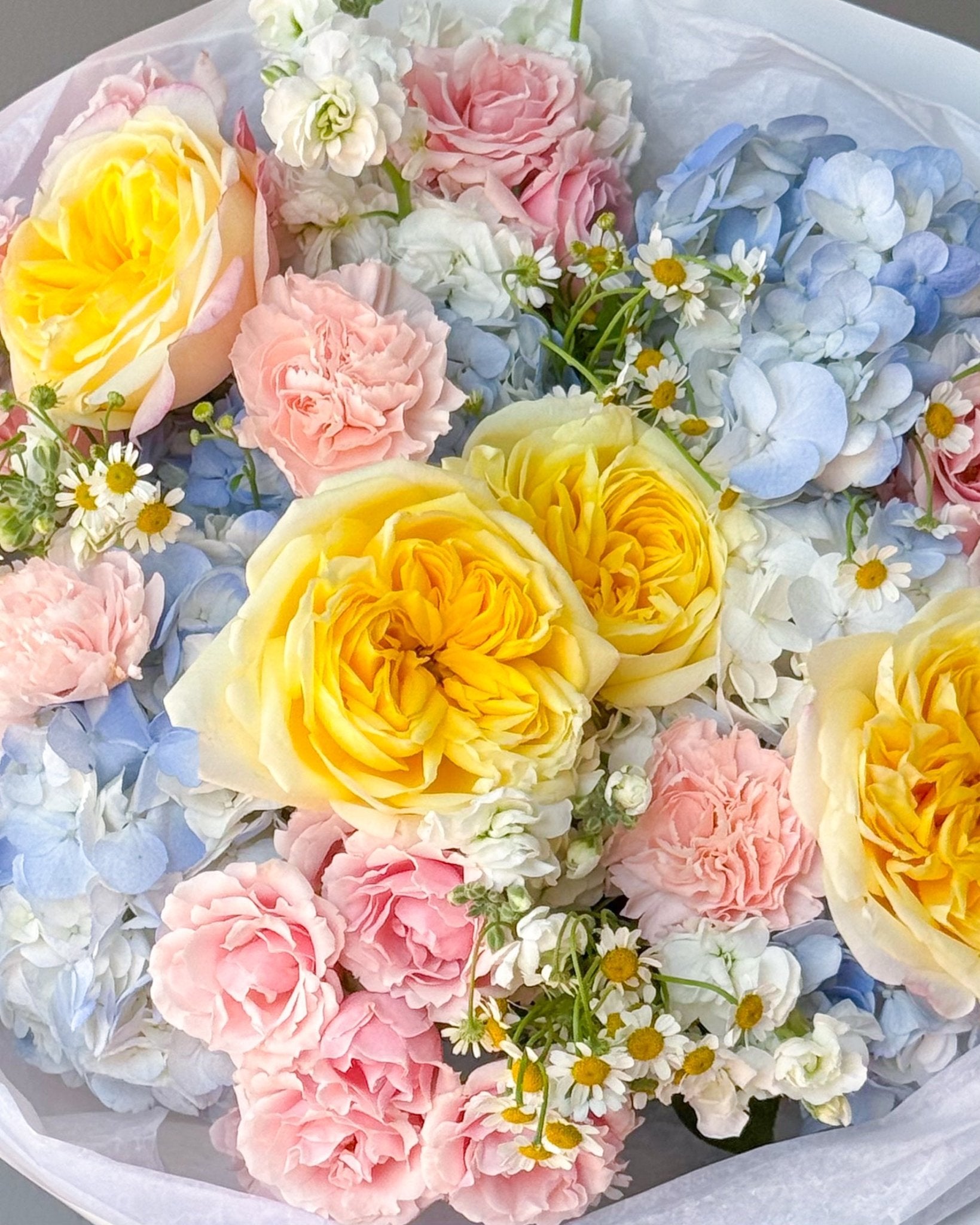 Bouquet of the week N.2 - garden roses, chamomile, hydrangeas - All Me Flowers
