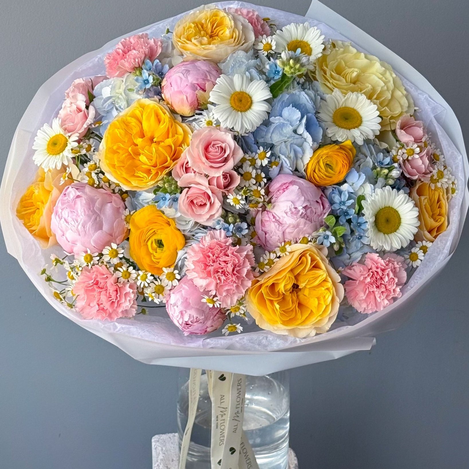 Bouquet of the week N.2 - garden roses, chamomile, hydrangeas - All Me Flowers