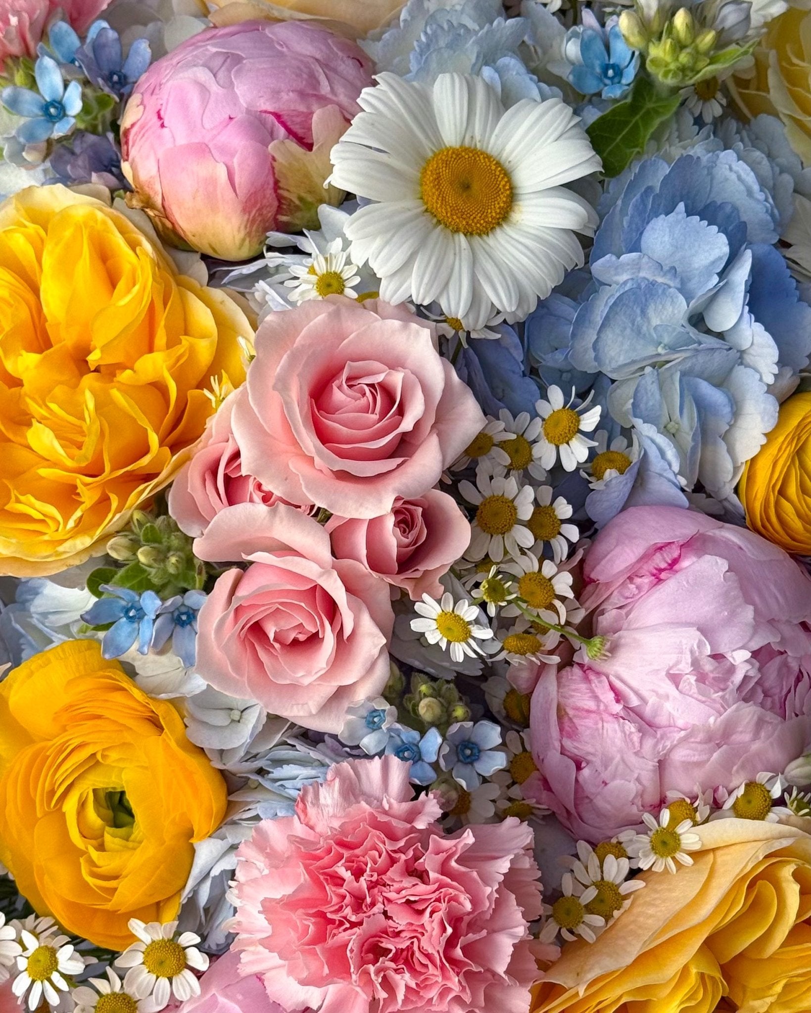 Bouquet of the week N.2 - garden roses, chamomile, hydrangeas - All Me Flowers