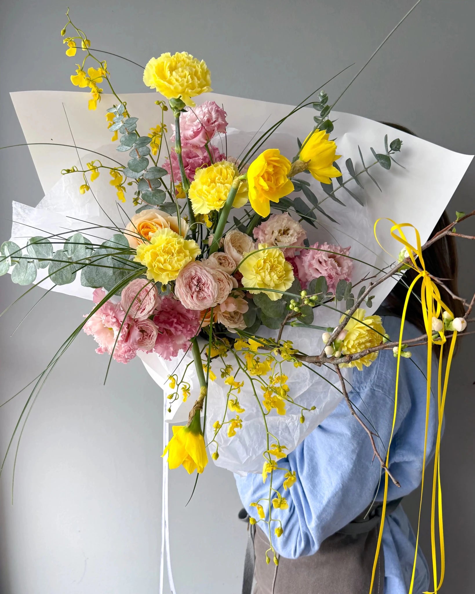 Flow Bouquet “Sunny” - roses, daffodils, seasonal flowers - All Me Flowers