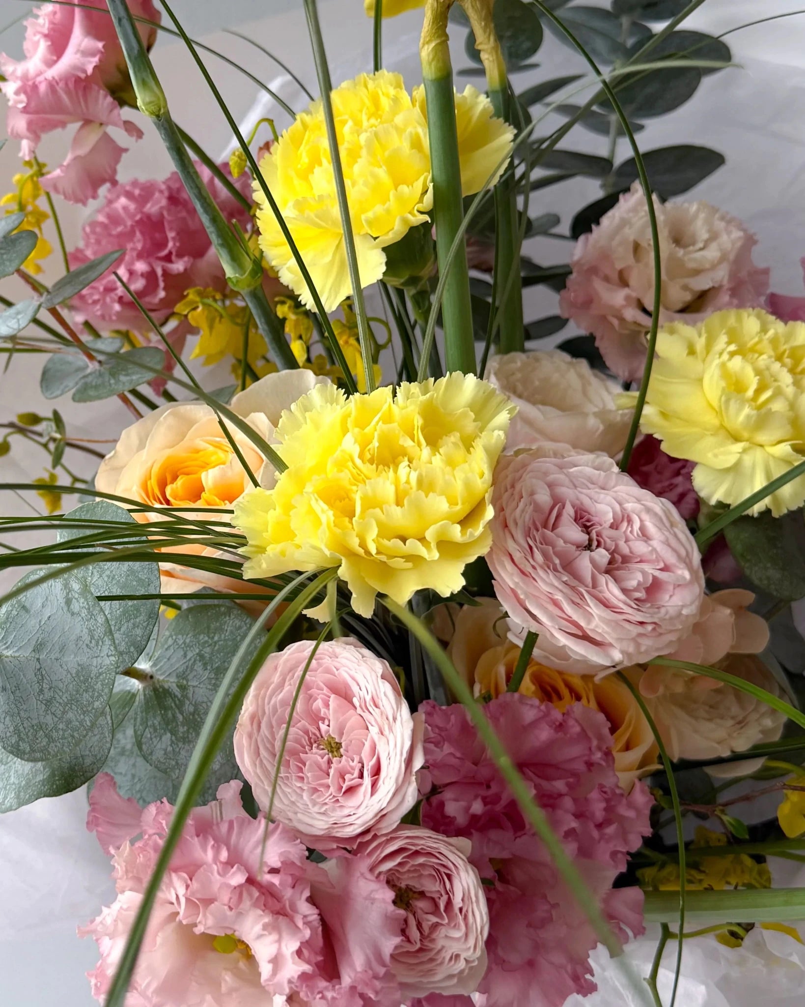 Flow Bouquet “Sunny” - roses, daffodils, seasonal flowers - All Me Flowers