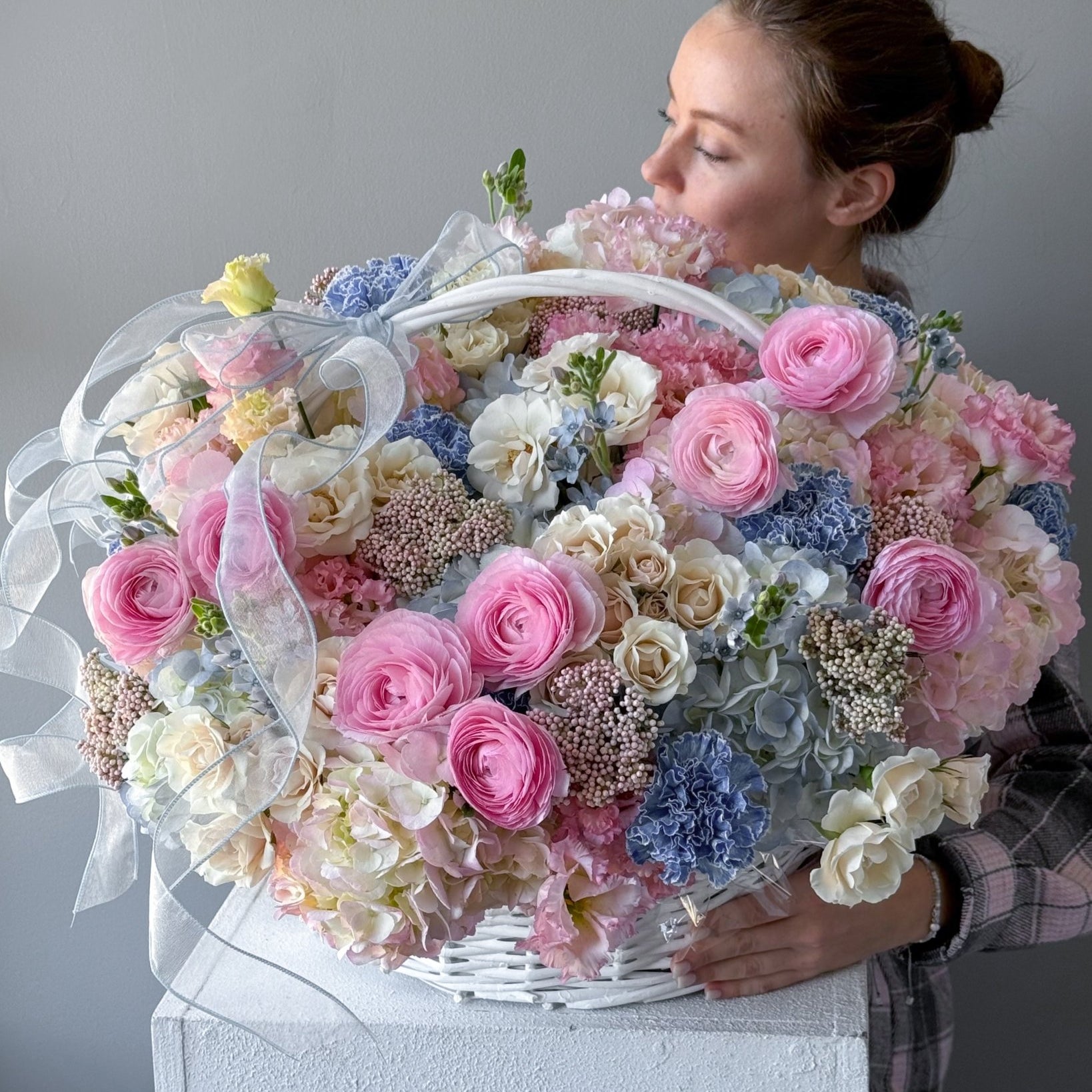 Round Basket "Cotton" - roses, hydrangeas, seasonal flowers - All Me Flowers