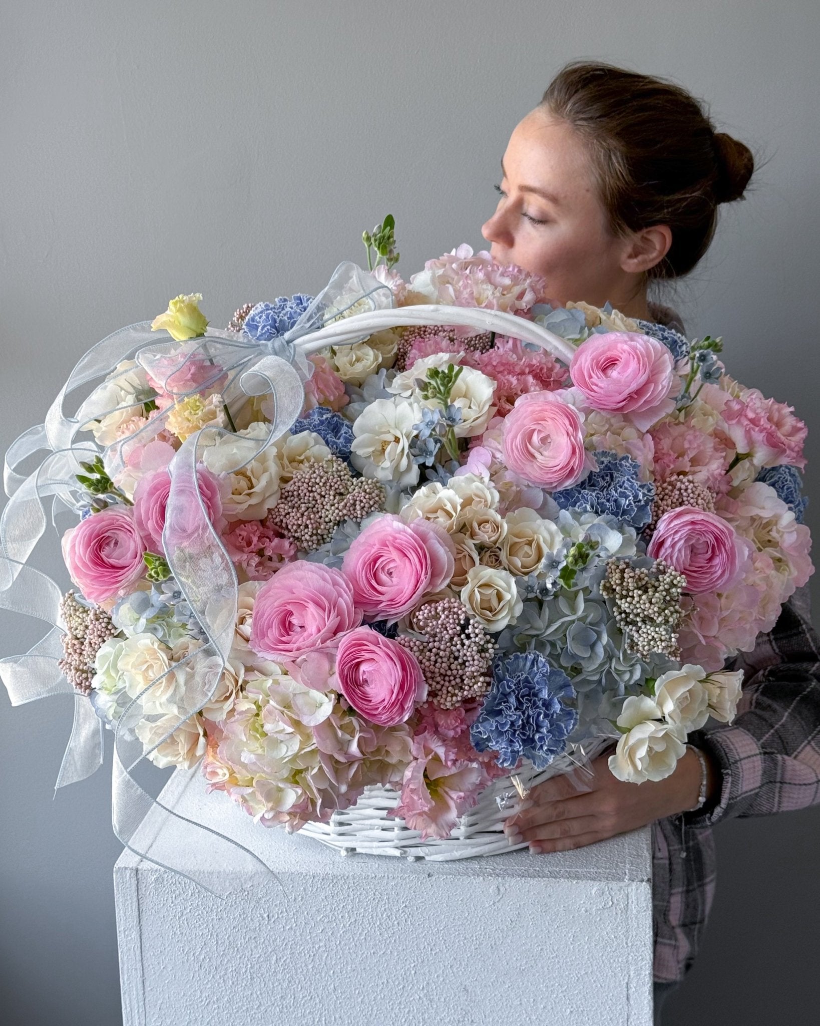 Round Basket "Cotton" - roses, hydrangeas, seasonal flowers - All Me Flowers