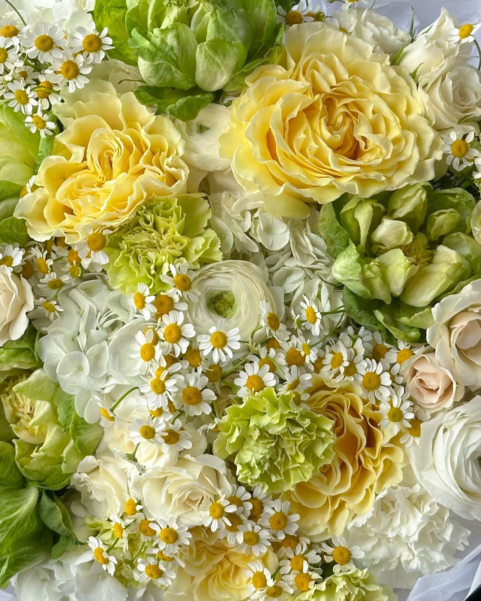 Round Bouquet “Meadow” - roses, hydrandeas, seasonal flowers - All Me Flowers
