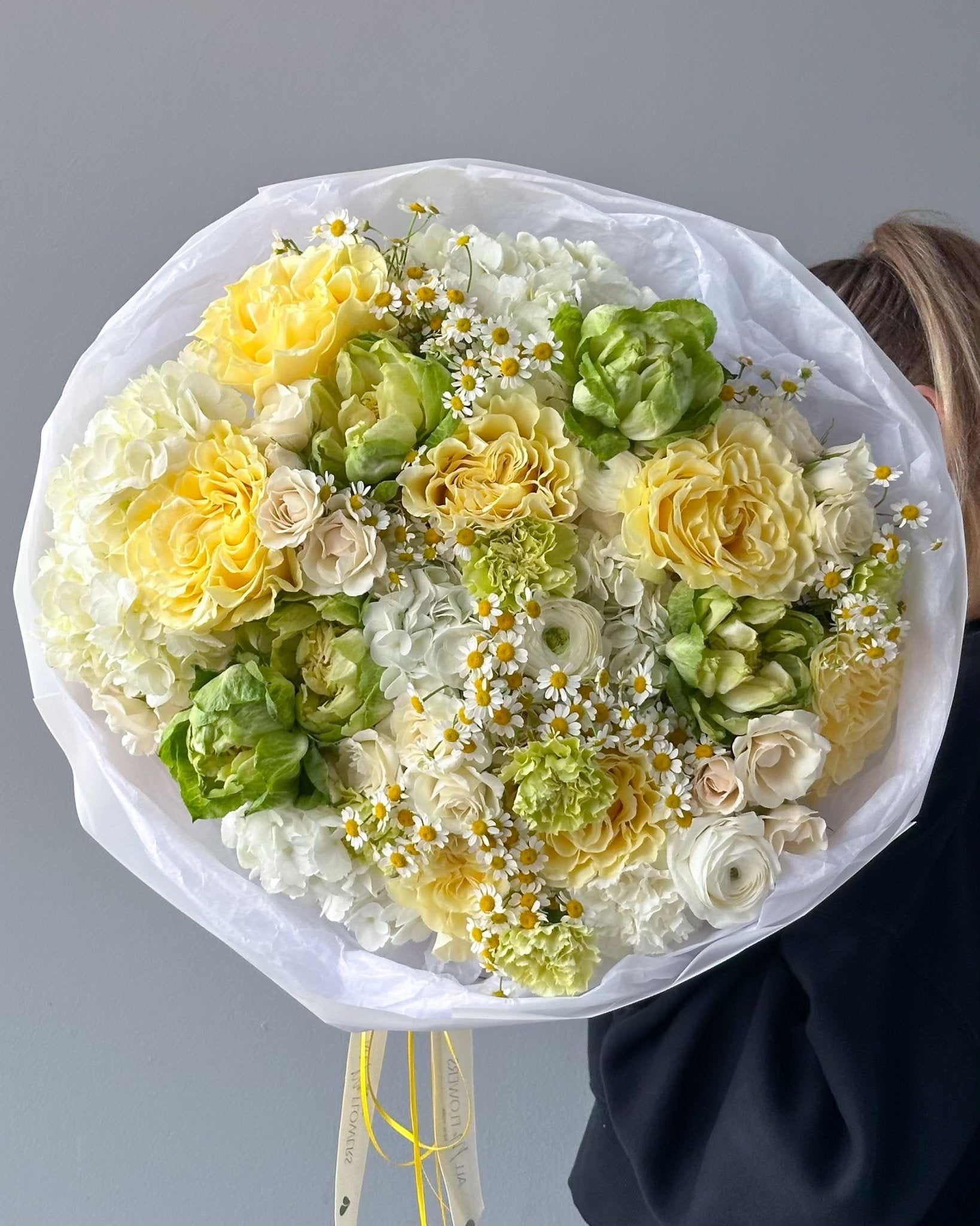 Round Bouquet “Meadow” - roses, hydrandeas, seasonal flowers - All Me Flowers