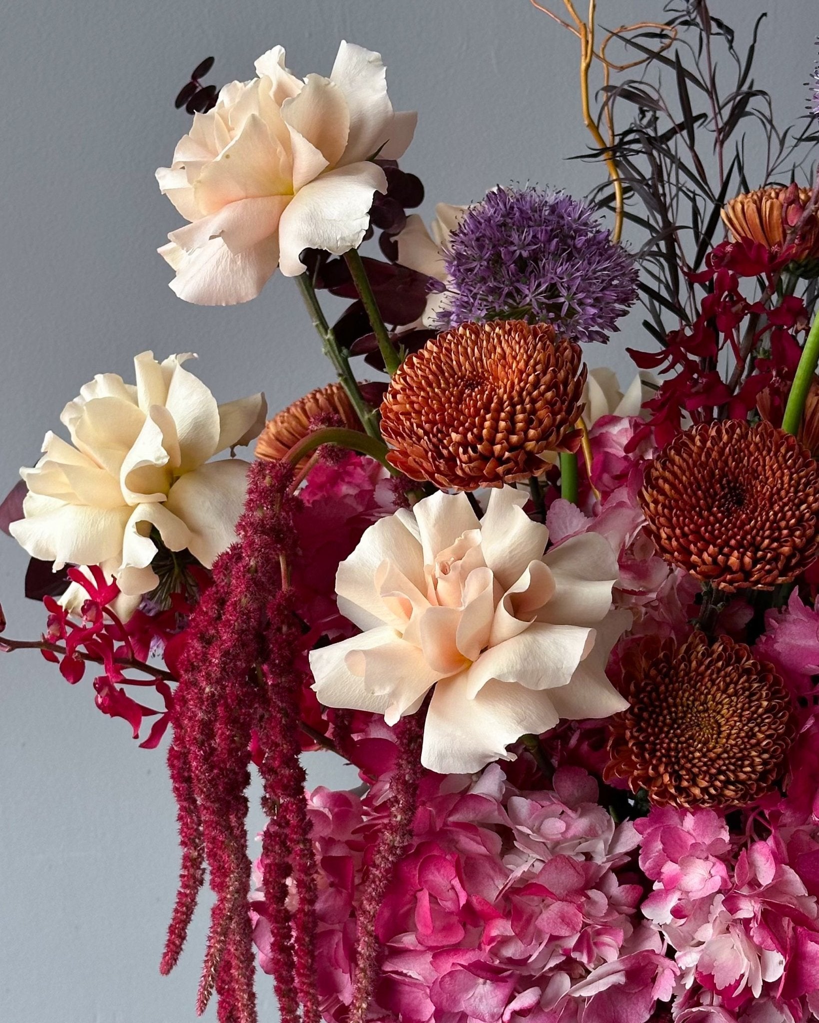 Vase Arrangement “Amber” - hydrangeas, roses, seasonal flowers, vase included - All Me Flowers