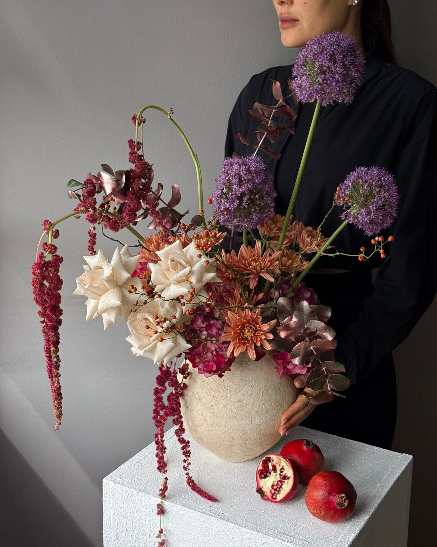 Vase Arrangement “Amber” - hydrangeas, roses, seasonal flowers, vase included - All Me Flowers