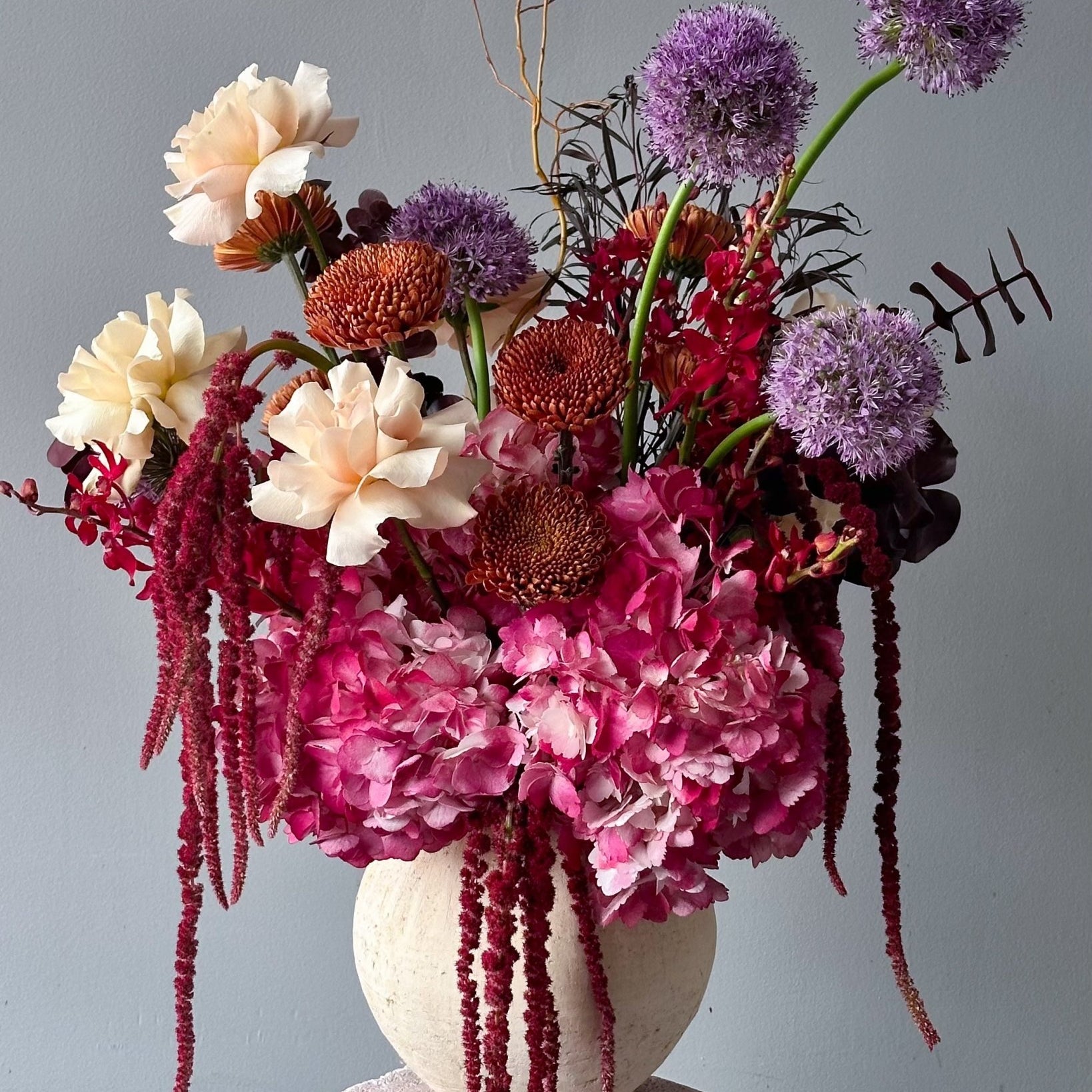Vase Arrangement “Amber” - hydrangeas, roses, seasonal flowers, vase included - All Me Flowers