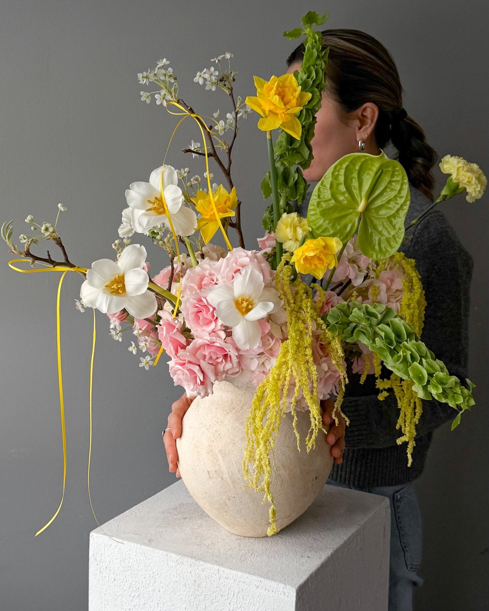 Vase Arrangement “Citrus Blossom” - roses, daffodils, seasonal flowers, vase included - All Me Flowers