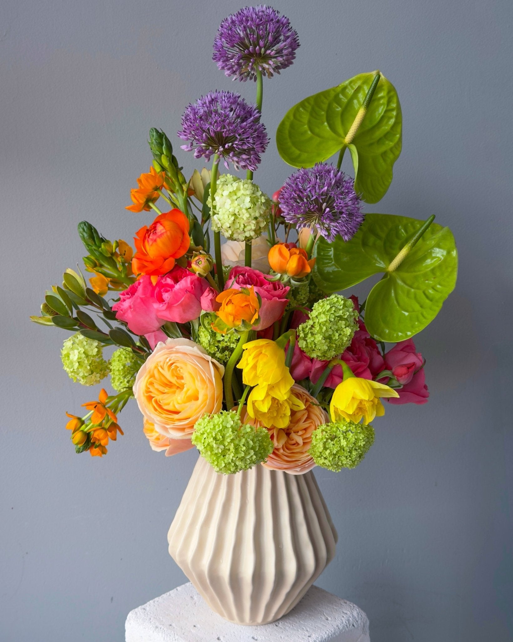 Vase Arrangement “Dopamine” - roses, ranunculuses, anthuriums, seasonal flowers, vase included - All Me Flowers