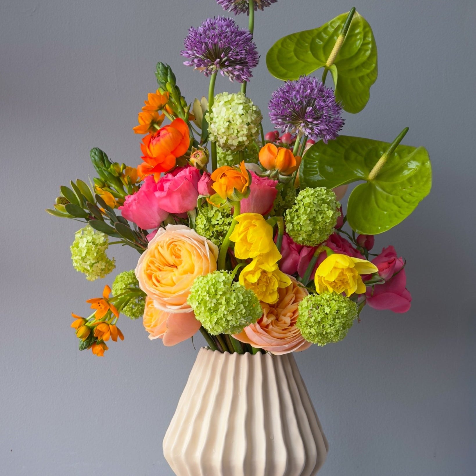 Vase Arrangement “Dopamine” - roses, ranunculuses, anthuriums, seasonal flowers, vase included - All Me Flowers