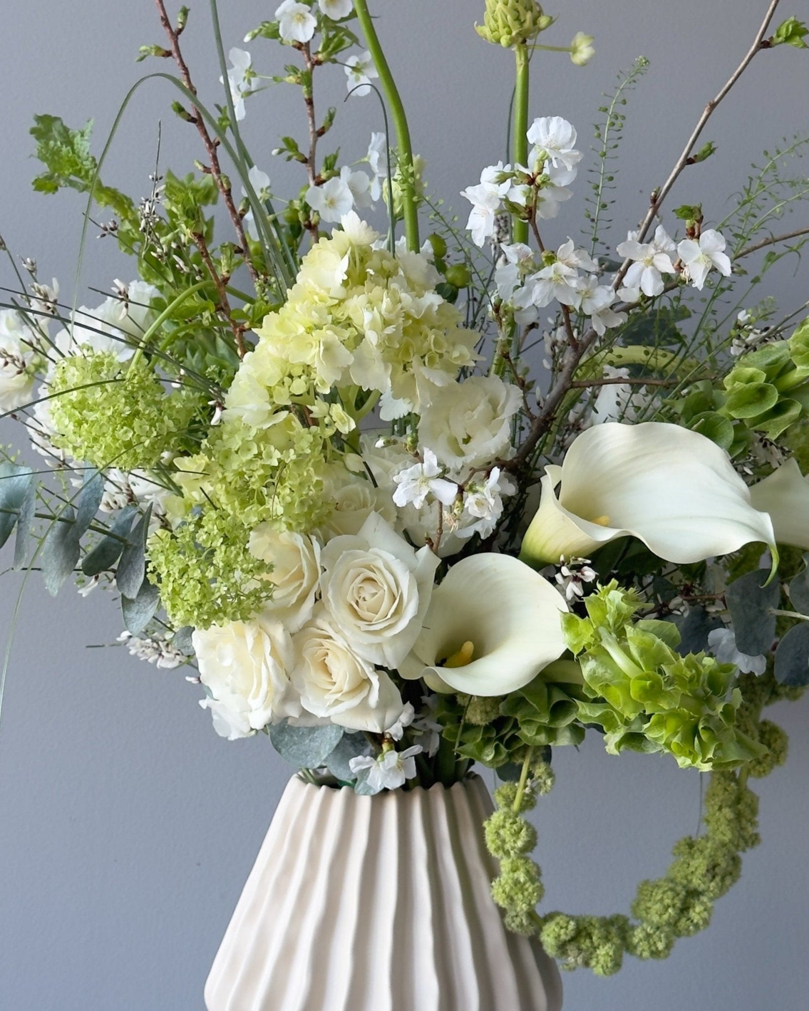 Vase Arrangement “Green Ivory” - roses, ranunculus, calla lilies, seasonal flowers, vase included - All Me Flowers