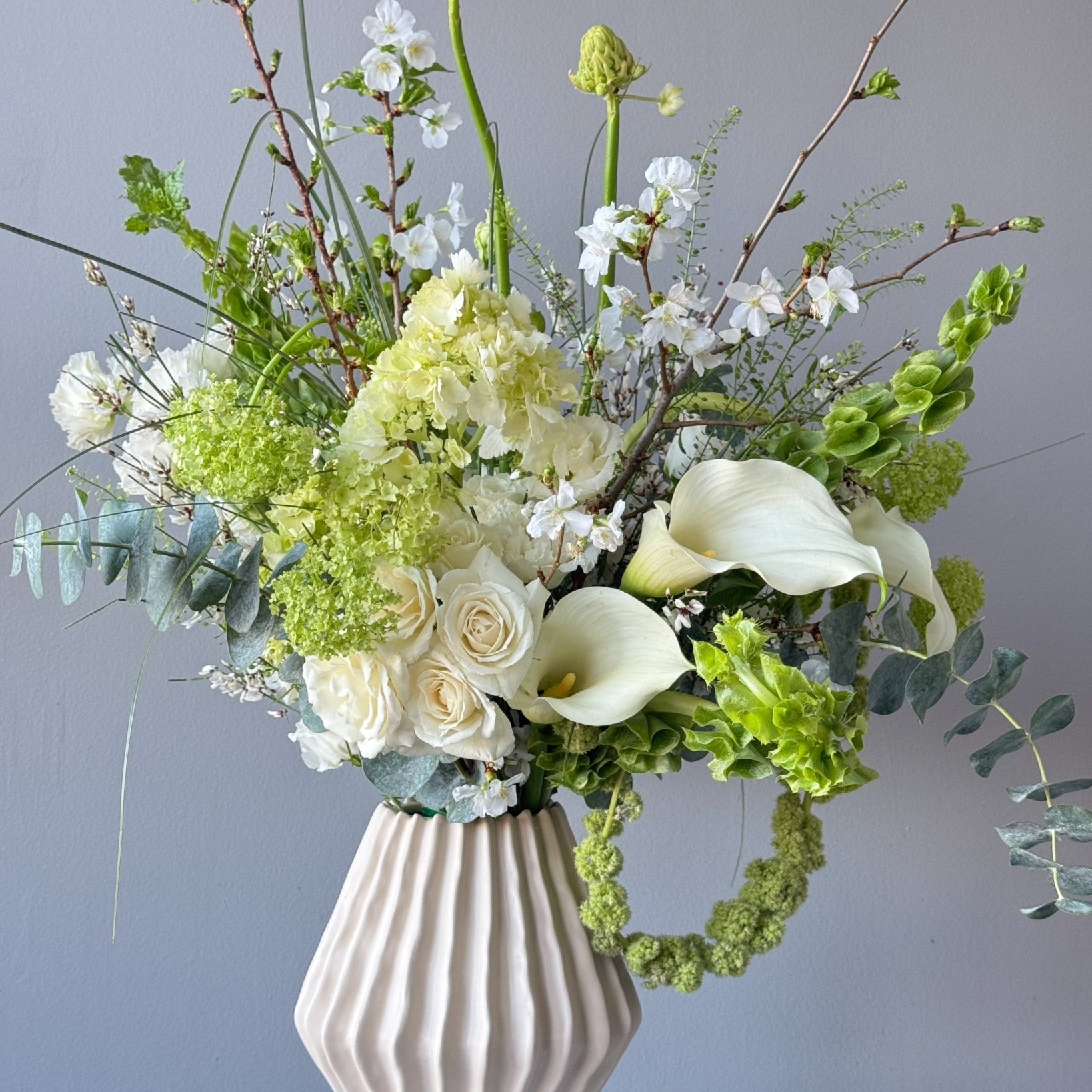 Vase Arrangement “Green Ivory” - roses, ranunculus, calla lilies, seasonal flowers, vase included - All Me Flowers