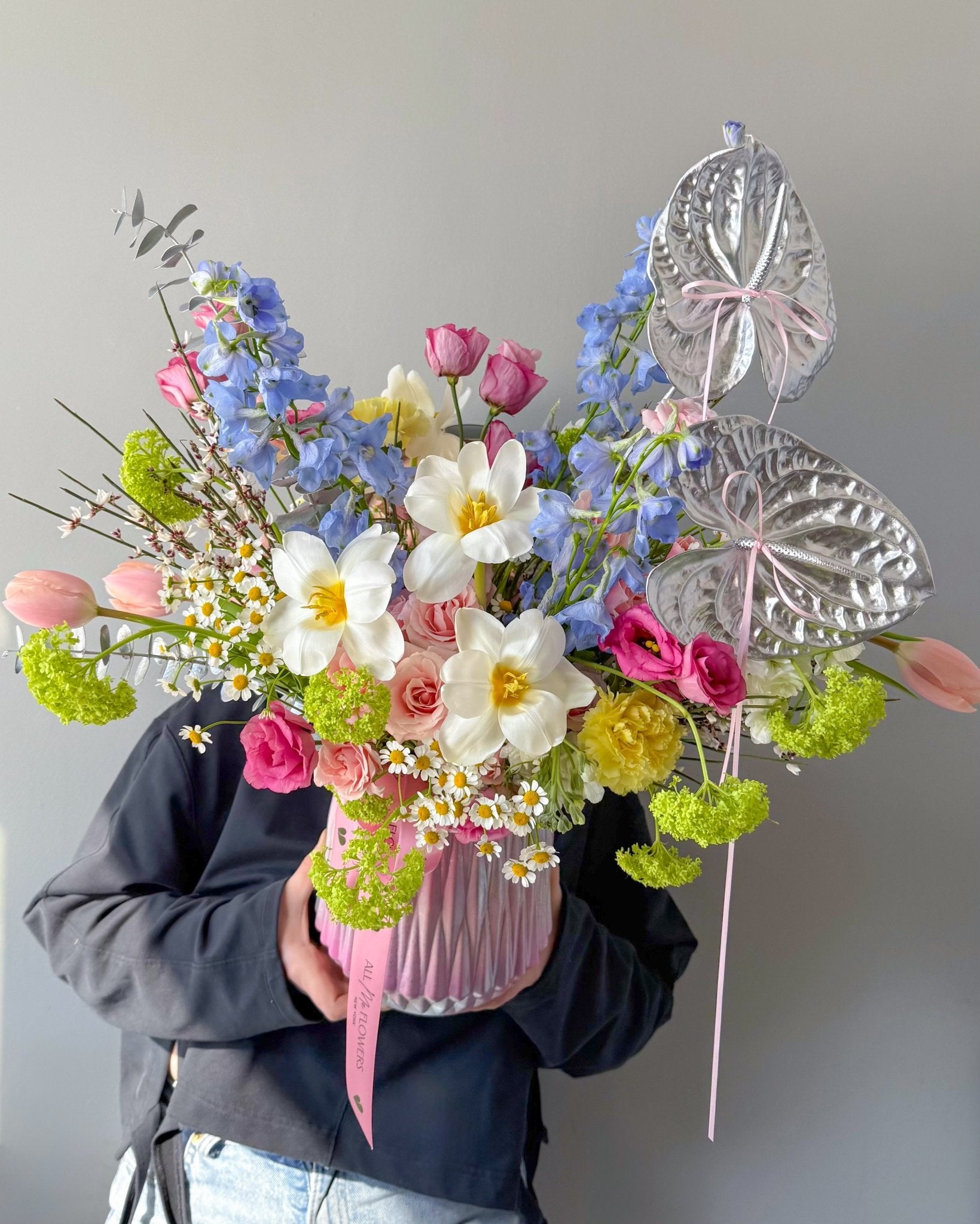 Vase Arrangement “Maison Pastel” - roses, tulips, anthuriums, seasonal flowers, vase included - All Me Flowers