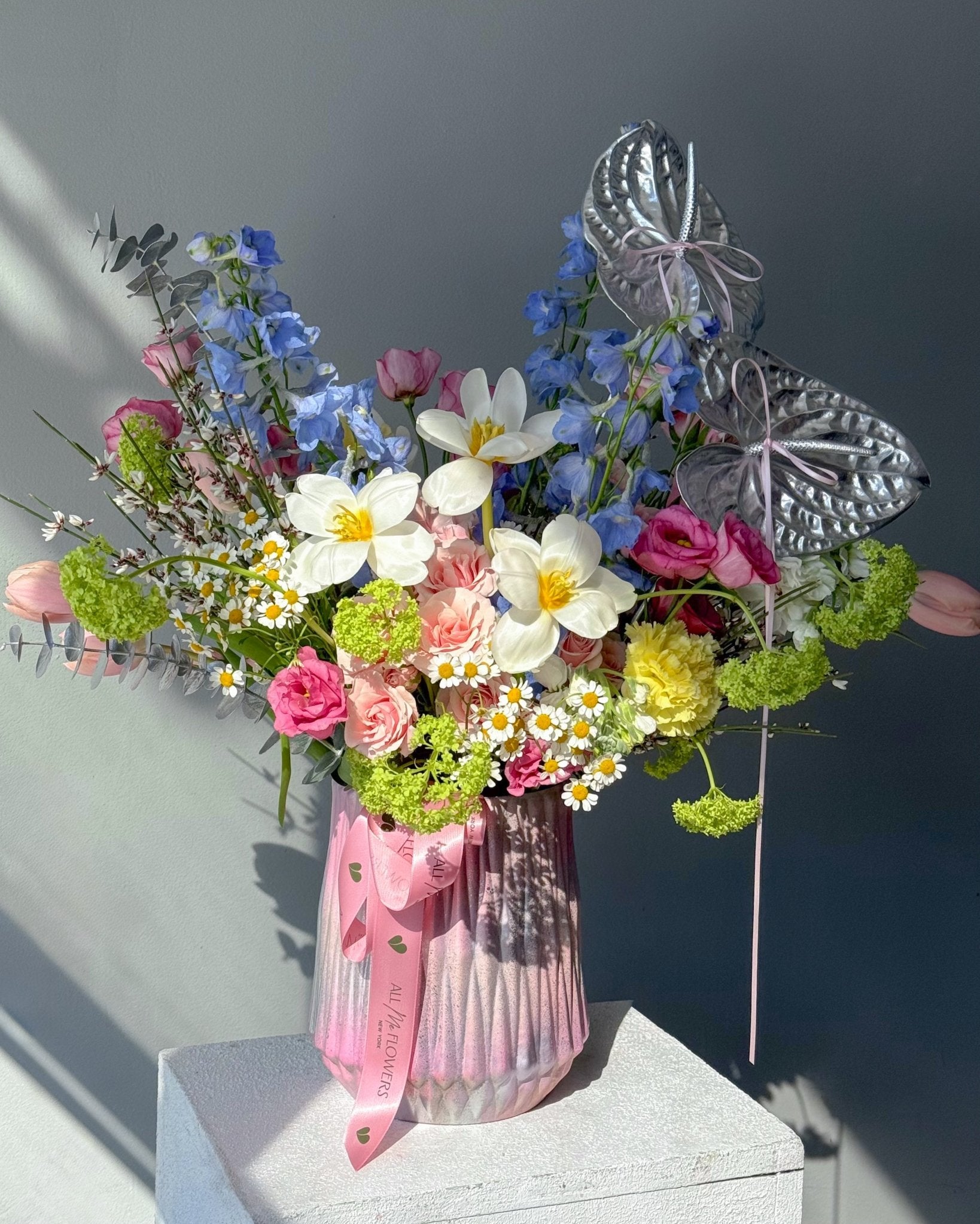 Vase Arrangement “Maison Pastel” - roses, tulips, anthuriums, seasonal flowers, vase included - All Me Flowers