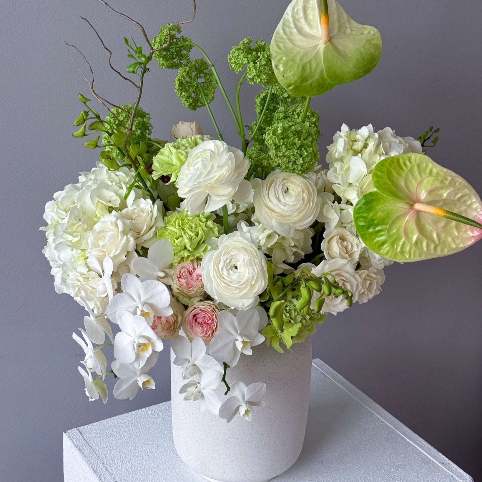 Vase Arrangement "Meadow" - french roses, anthuriums, orchids, seasonal flowers, vase included - All Me Flowers